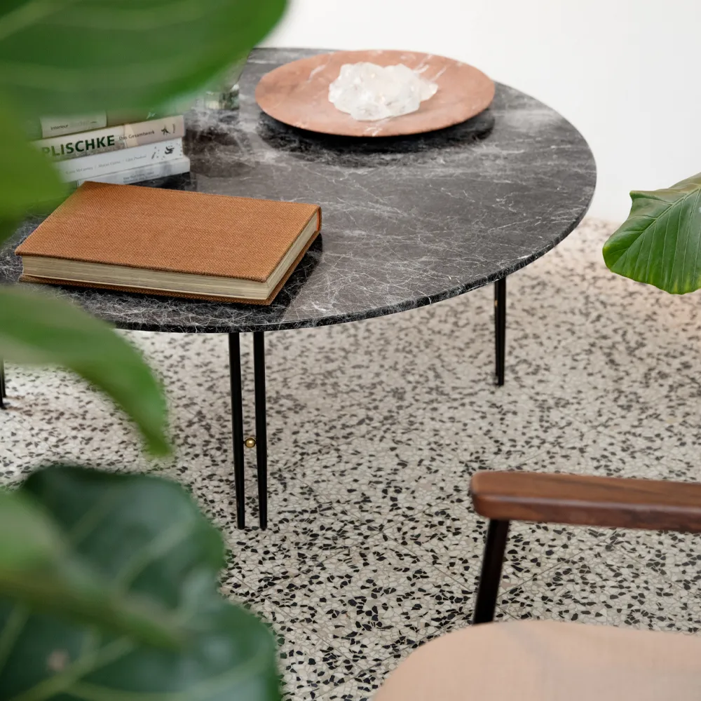 Tavolino IOI, Marmo Emperador grigio, Ø 70 cm, base nera GUBI