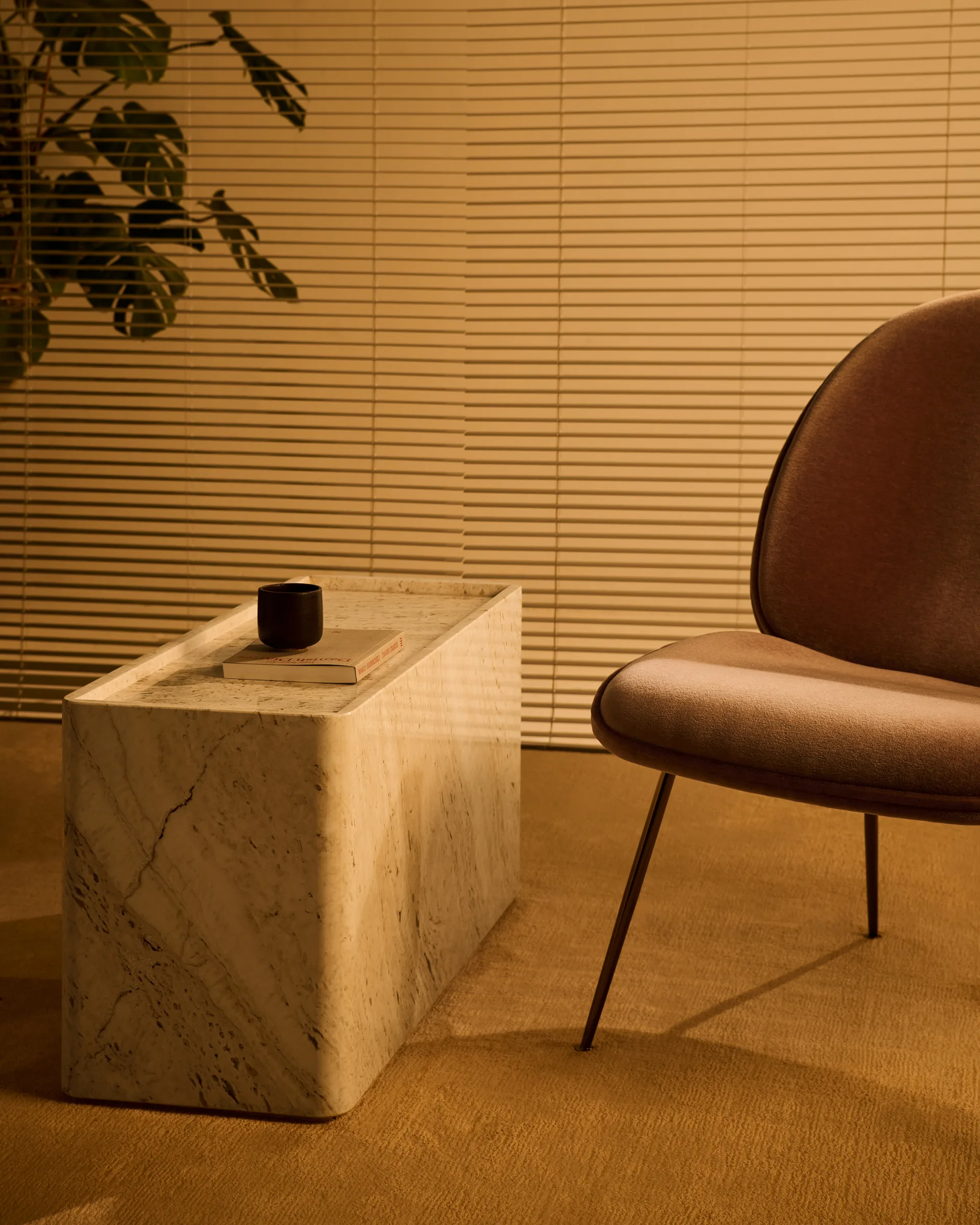 Tavolino laterale Pietra 30x80x40 cm, Travertino bianco neutro GUBI