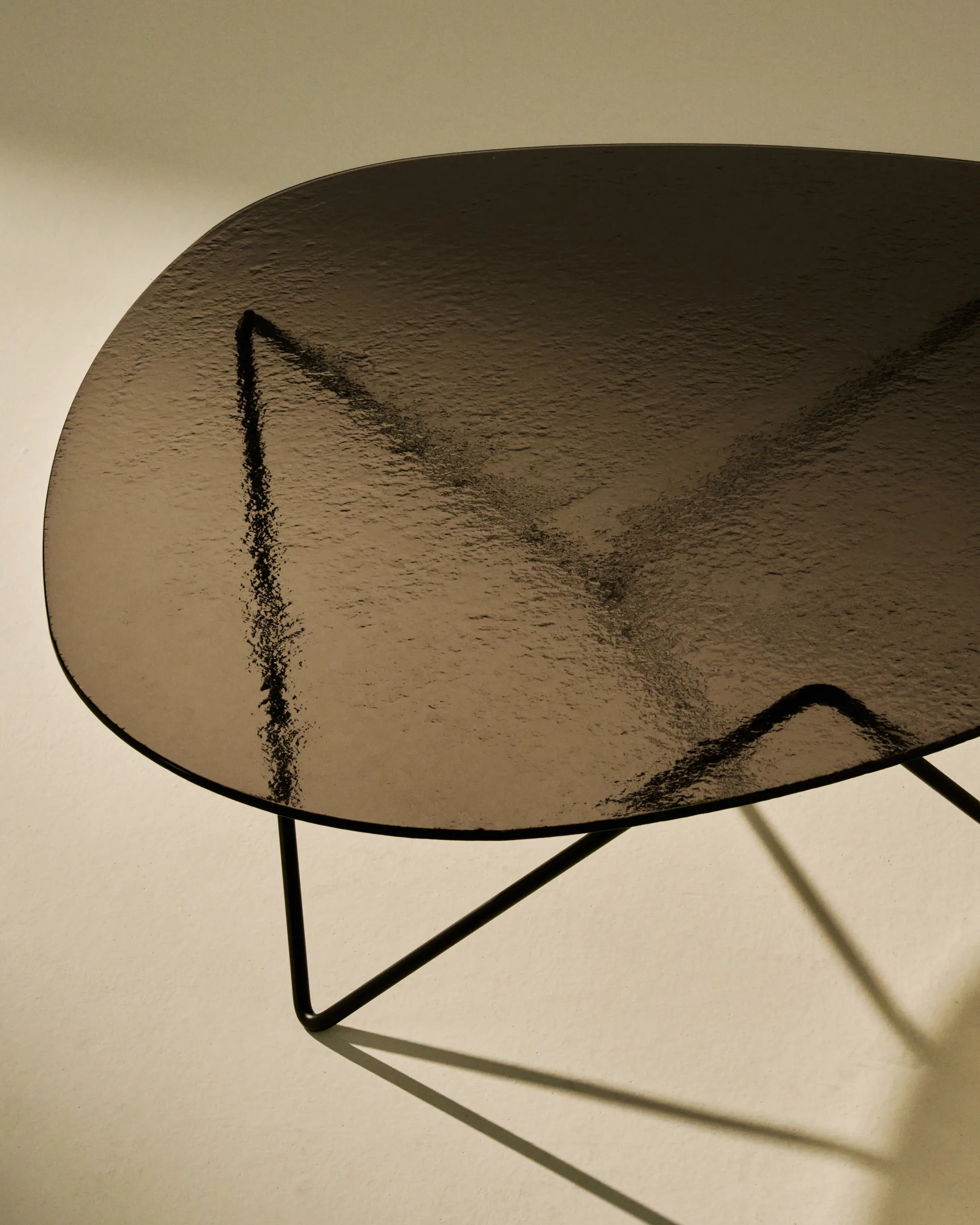 Tavolino Pedrera, Nero semimatt-vetro strutturato bronzo GUBI