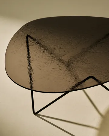 Tavolino Pedrera - Nero semimatt-vetro strutturato bronzo - GUBI