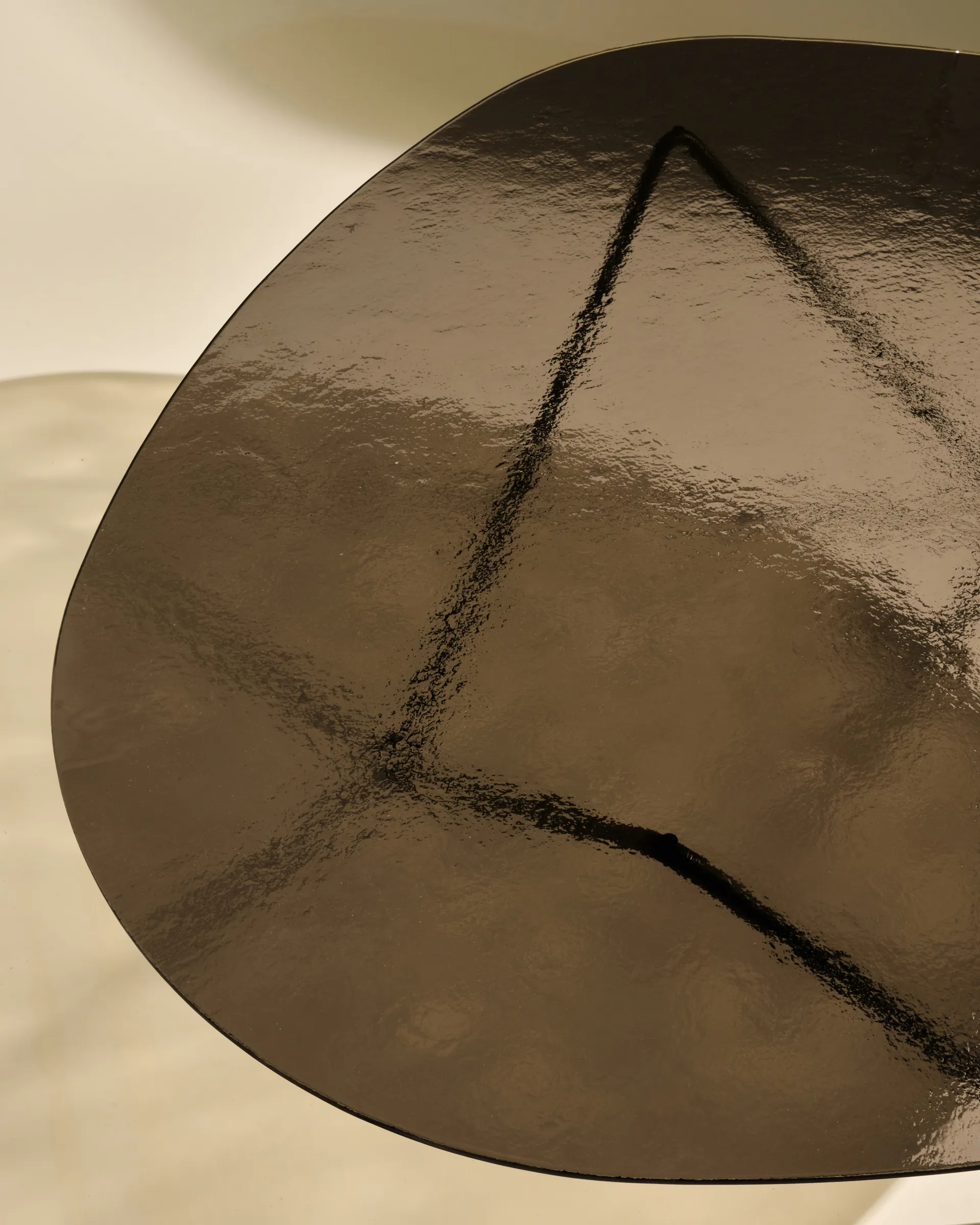 Tavolino Pedrera, Nero semimatt-vetro strutturato bronzo GUBI