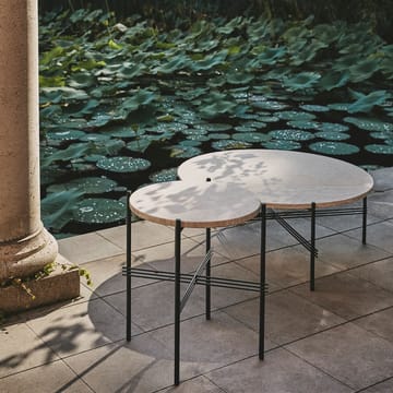 Tavolino TS Outdoor - Bianco naturale, supporto nero, travertino - GUBI