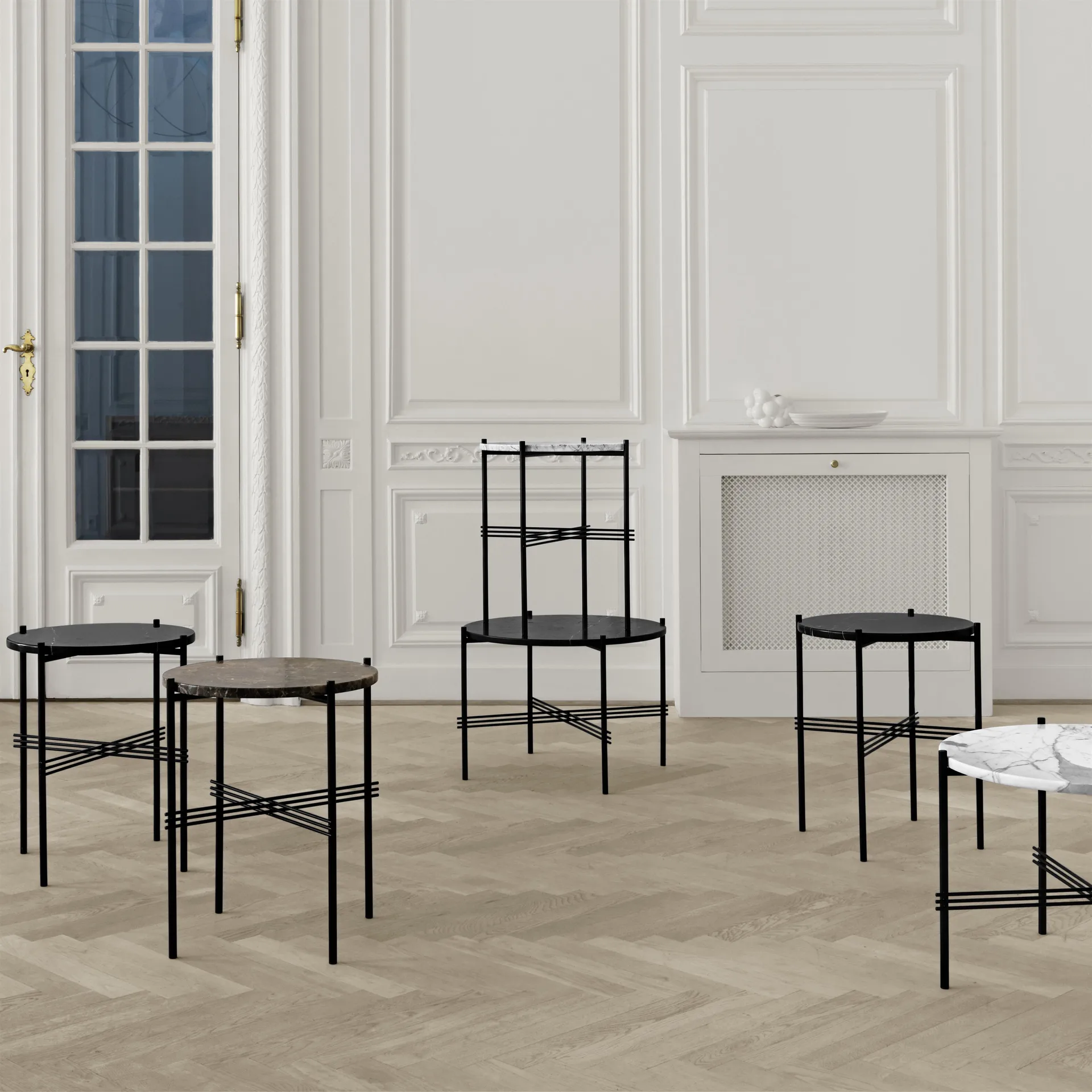 Tavolo gambe nere Ts Ø 40 cm, marmo nero GUBI