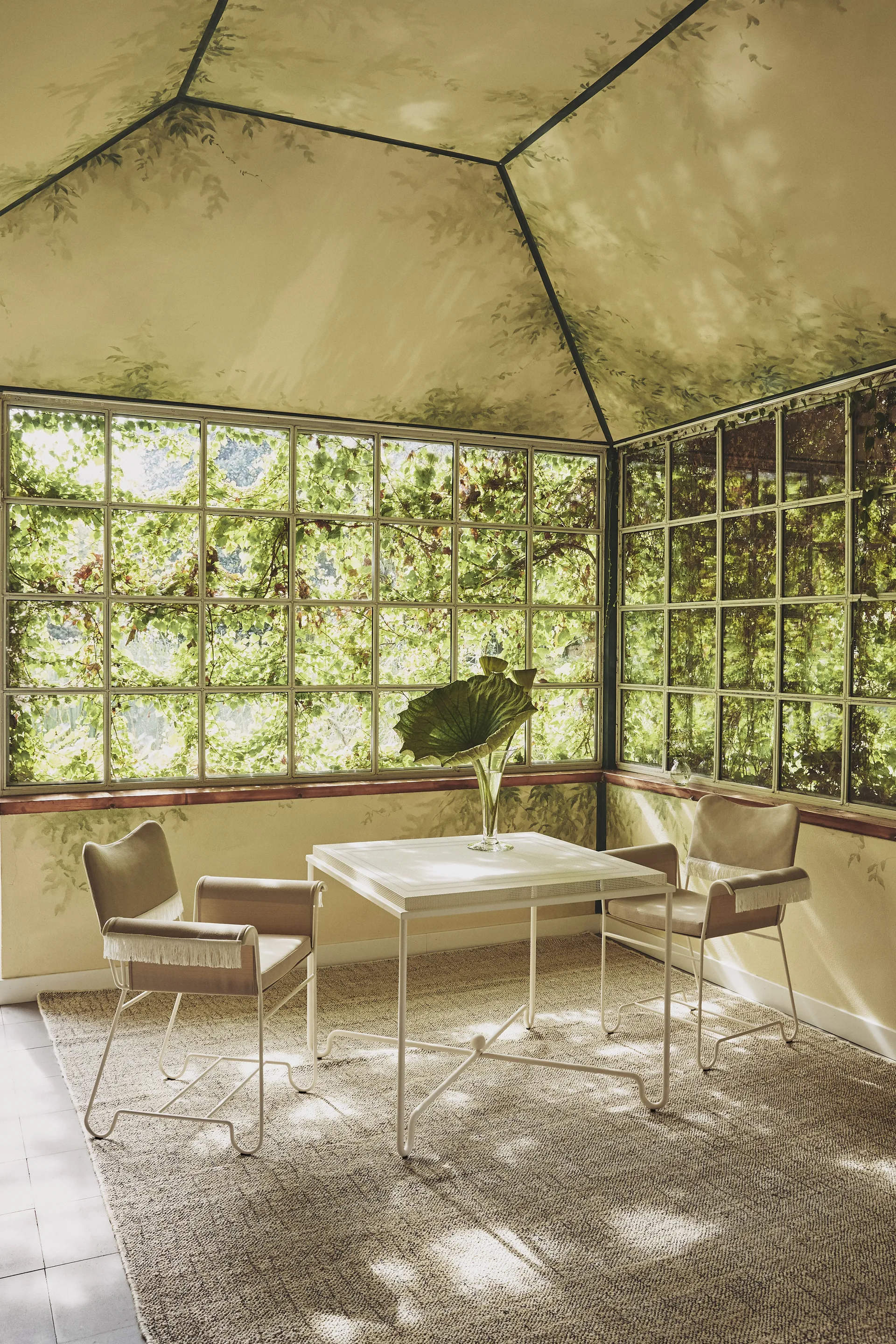 Tavolo Tropique 90x90x75 cm, Classic white semi matt GUBI