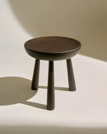 Totto sgabello - Mogano sapele tinto scuro laccato, Ø31x32,6 cm - GUBI