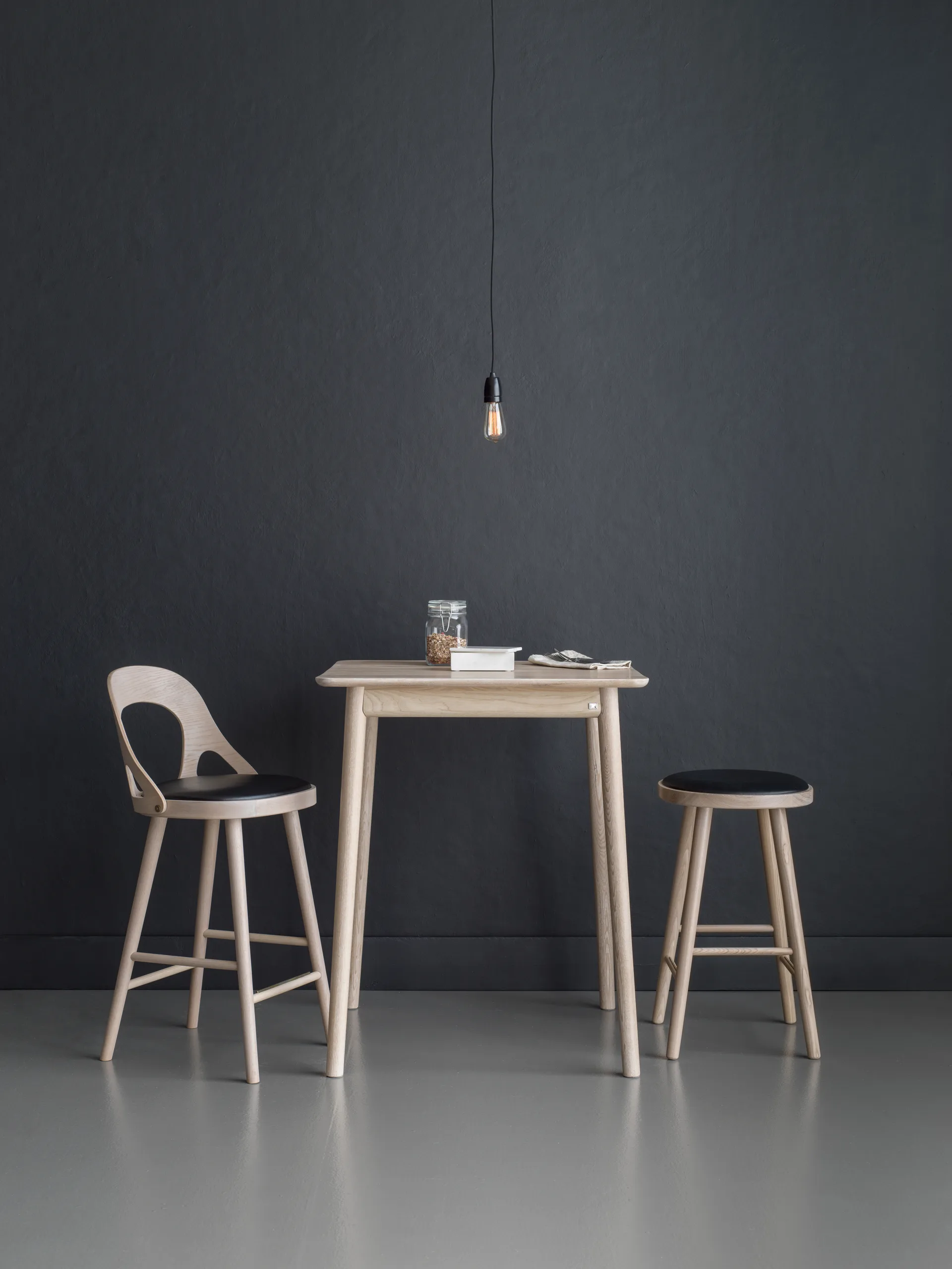Sedia da bar Colibri 63 cm, Rovere tinto chiaro, cuscino nero Hans K