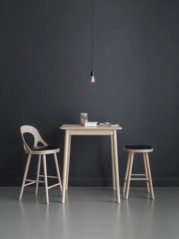 Sedia da bar Colibri 63 cm - Rovere tinto chiaro, cuscino nero - Hans K