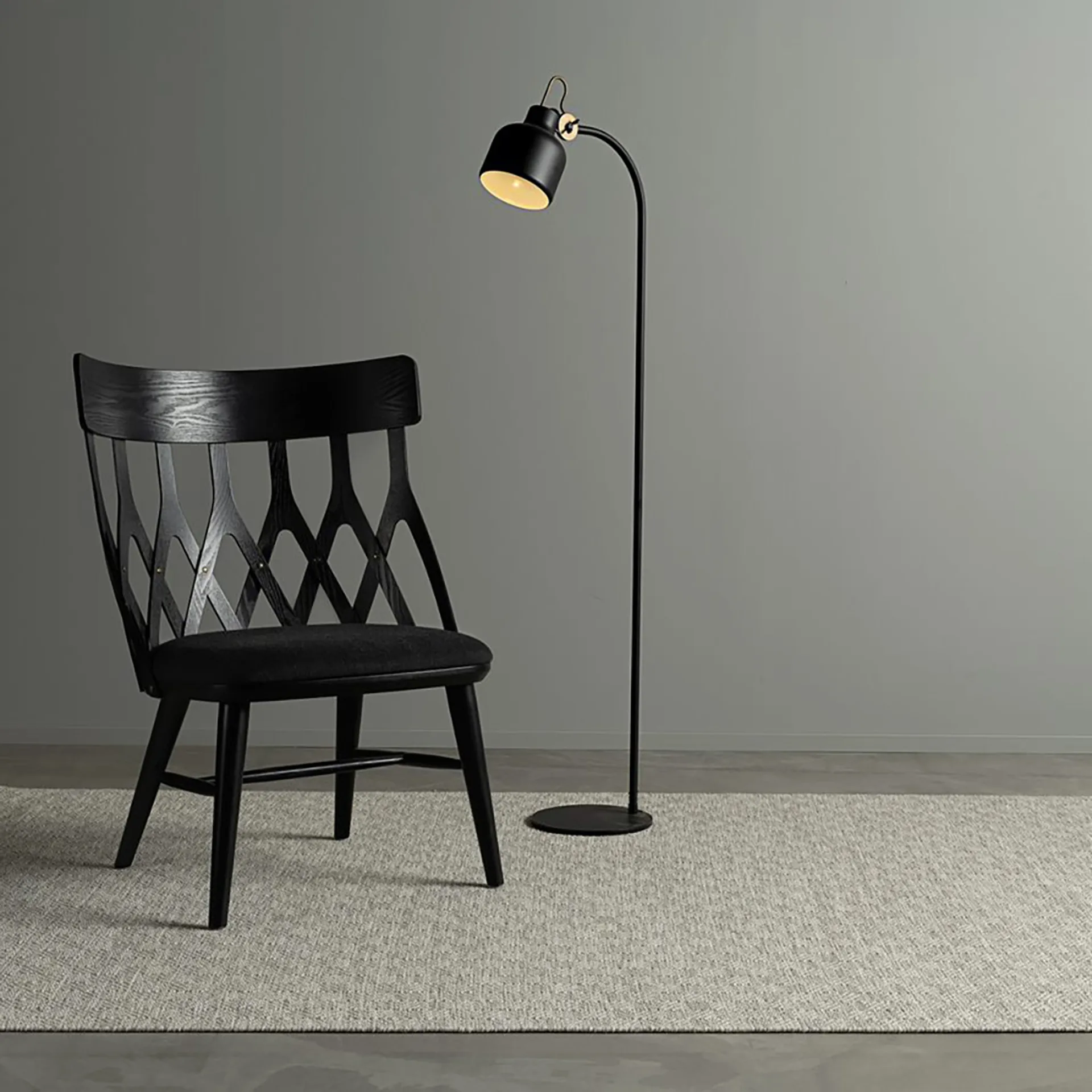 Sedia lounge Y5, Rovere tinto scuro, cuscino nero Hans K
