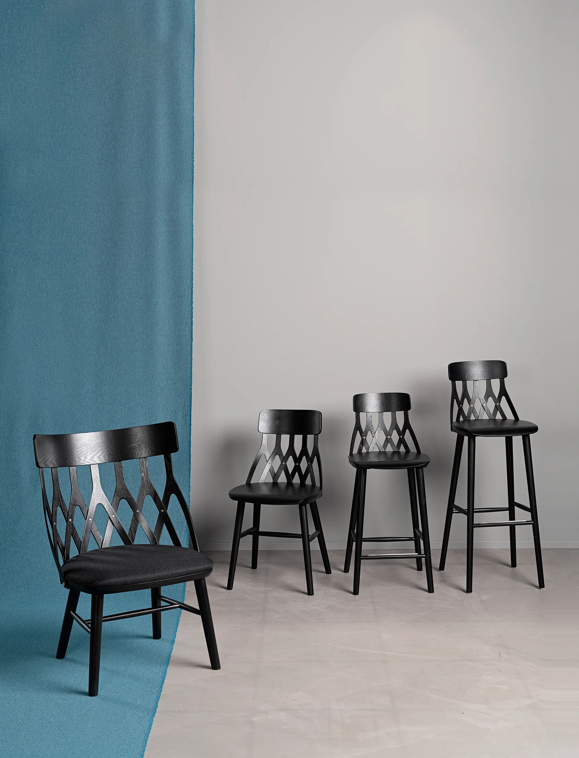 Sedia lounge Y5, Rovere tinto scuro, cuscino nero Hans K