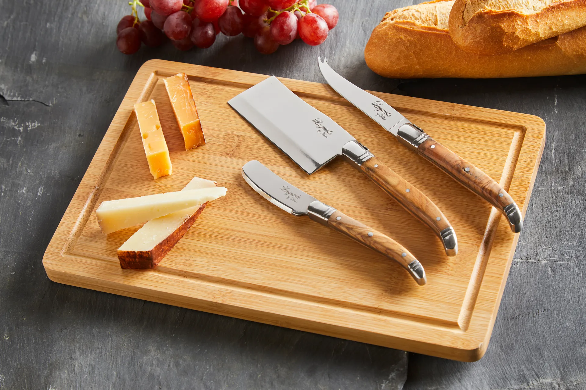 Set di coltelli da formaggio con tagliere 4 pezzi Laguiole By Hâws, Bamboo-olivo-acciaio inossidabile Hâws