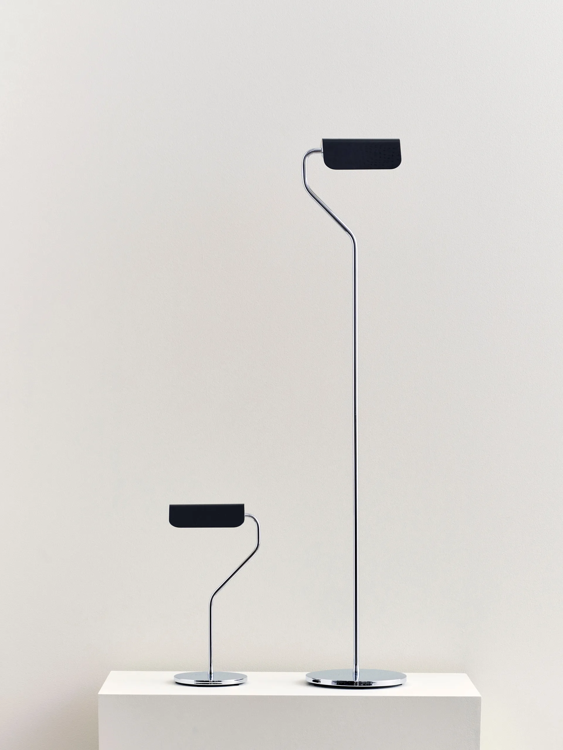 Apex lampada da terra, Iron black HAY