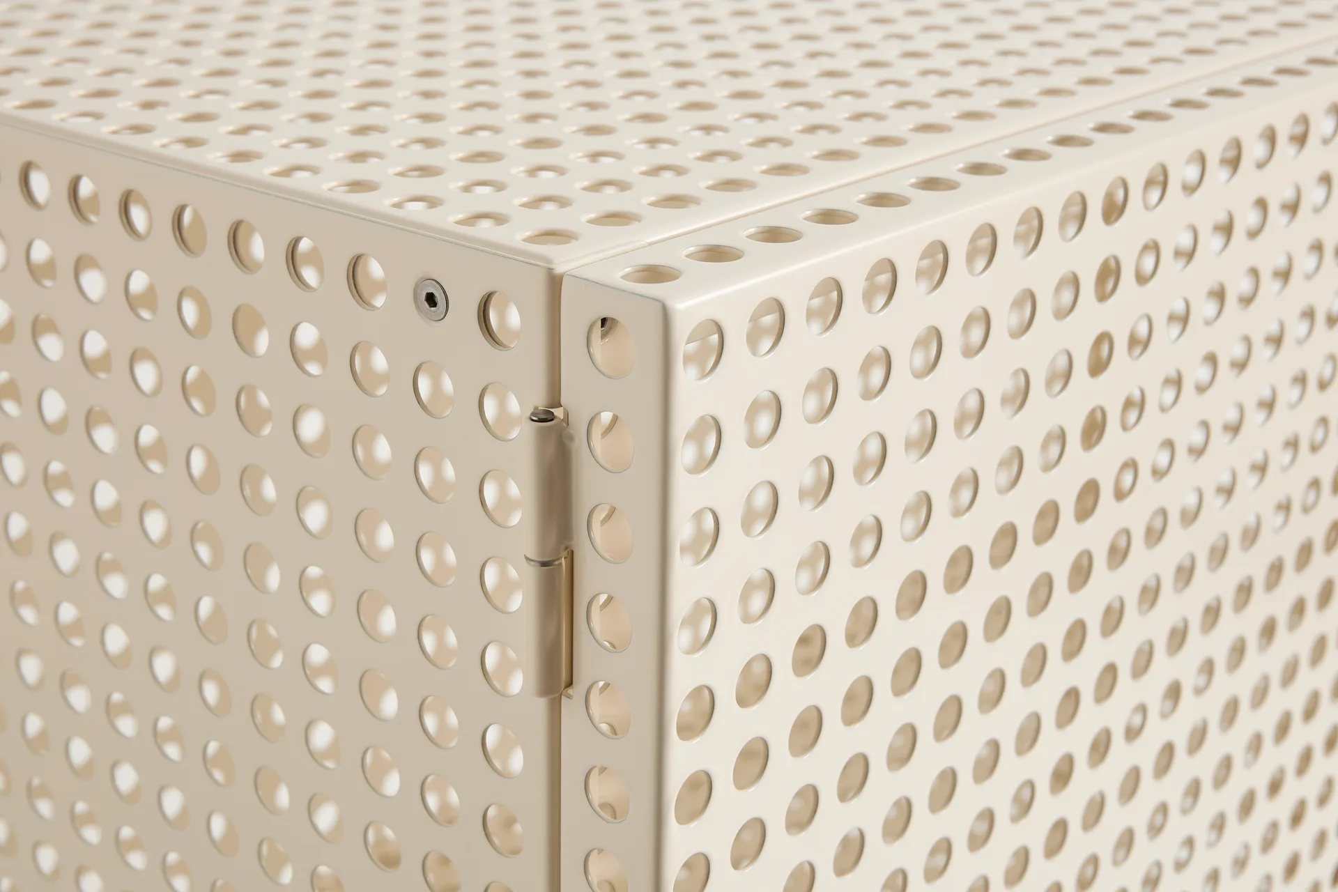 Armadio Perforated Cabinet grande, Smalto d'uovo HAY