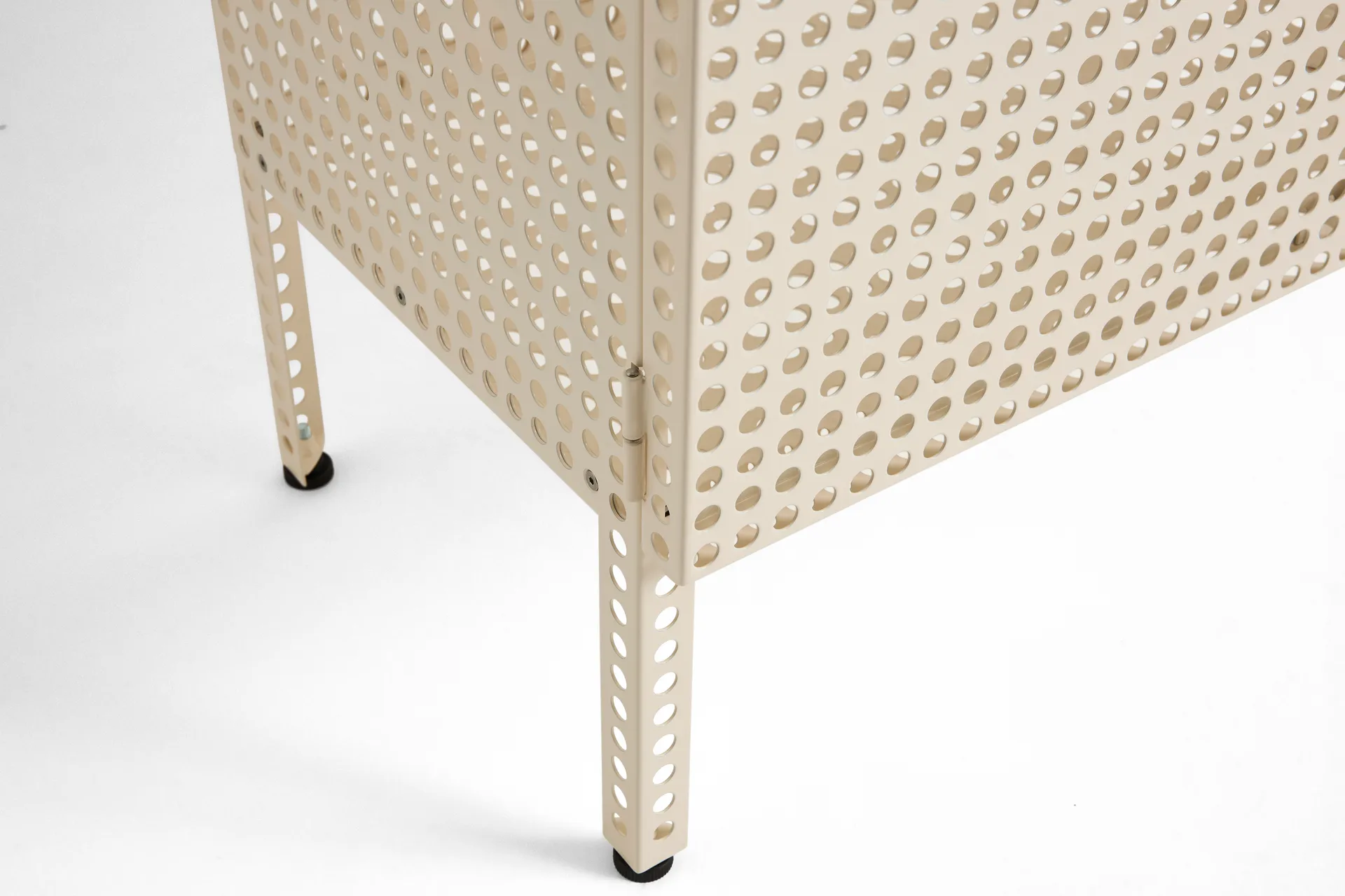 Armadio Perforated Cabinet grande, Smalto d'uovo HAY