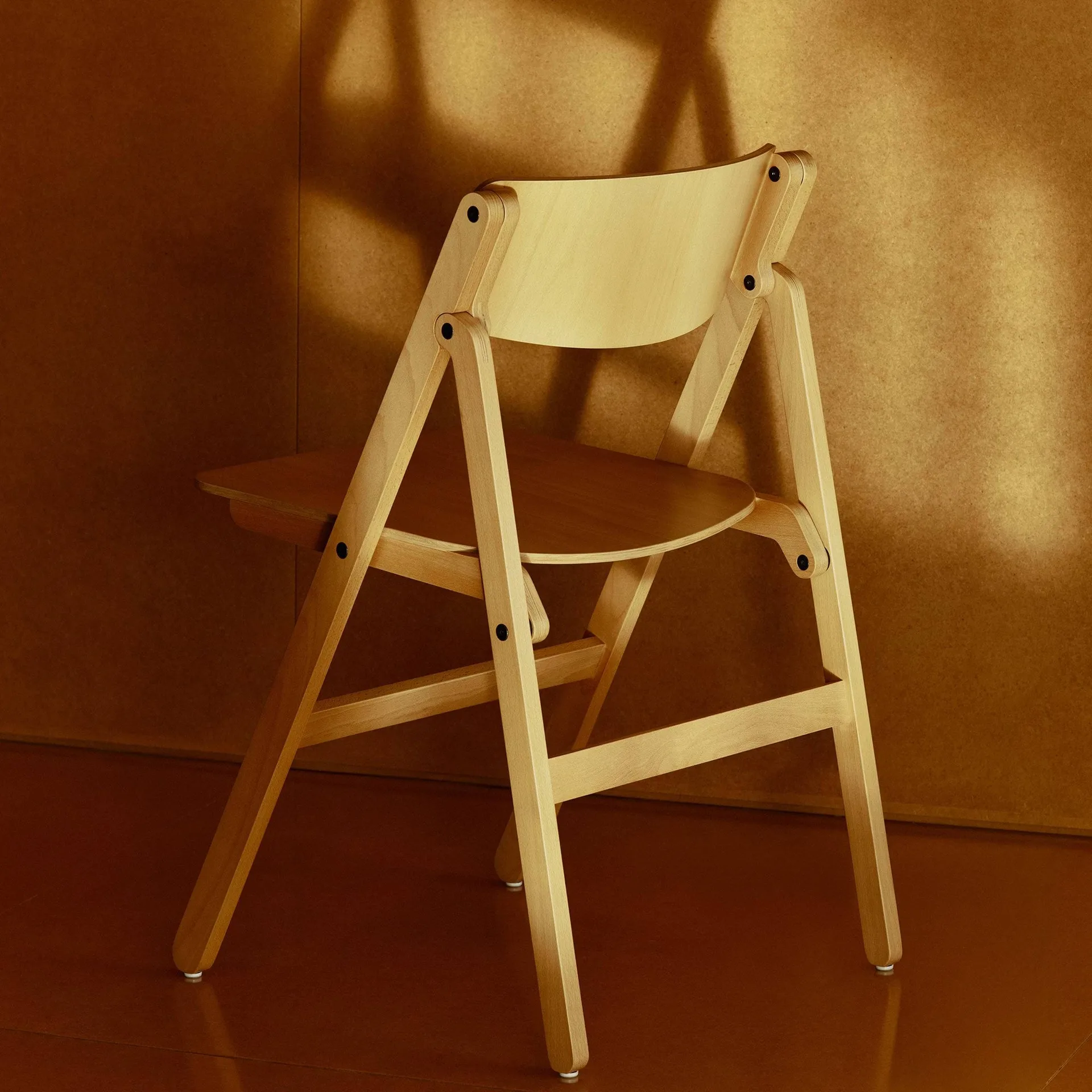 Backflip Chair sedia, Golden faggio laccato HAY