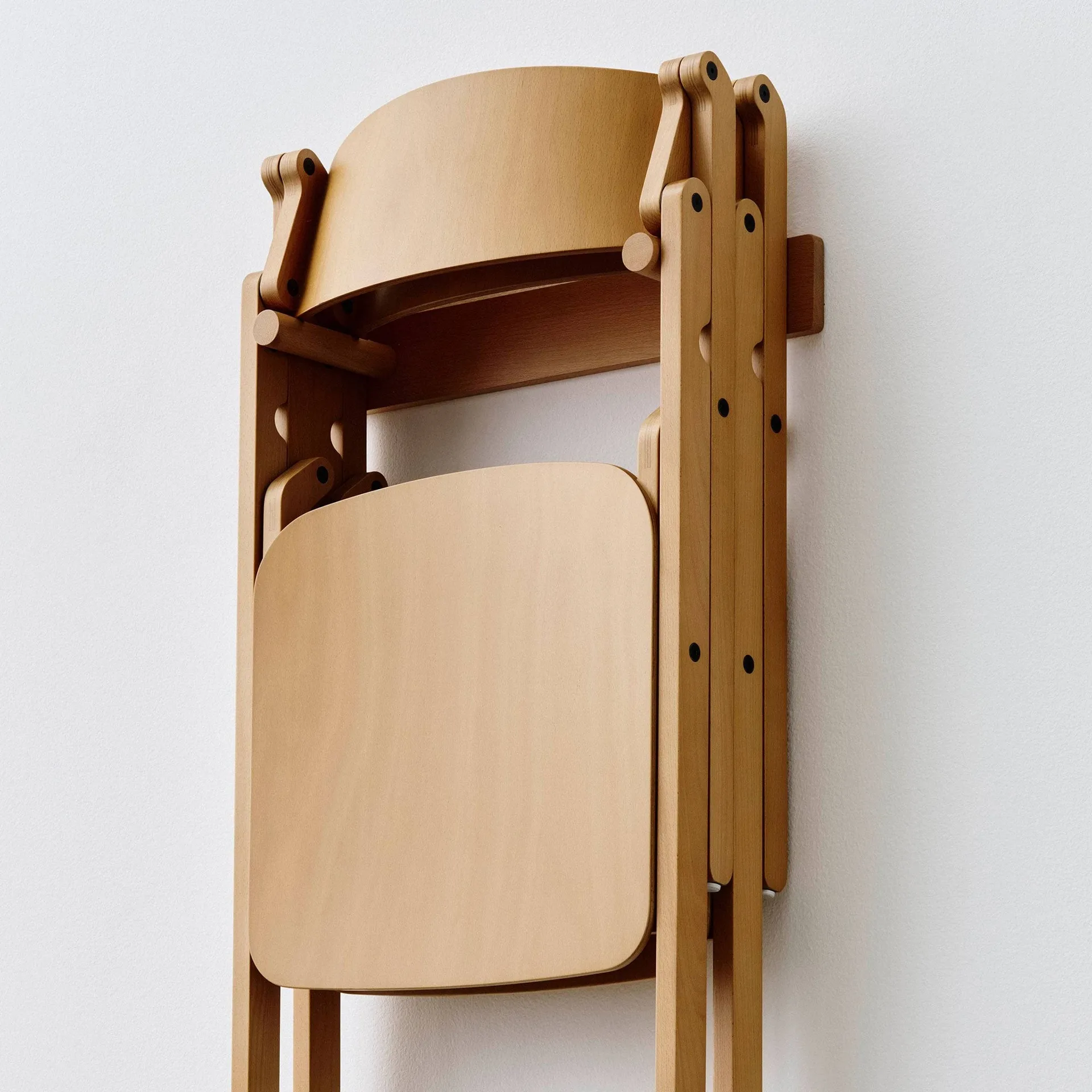Backflip Chair supporto da parete per sedia, Golden faggio laccato HAY