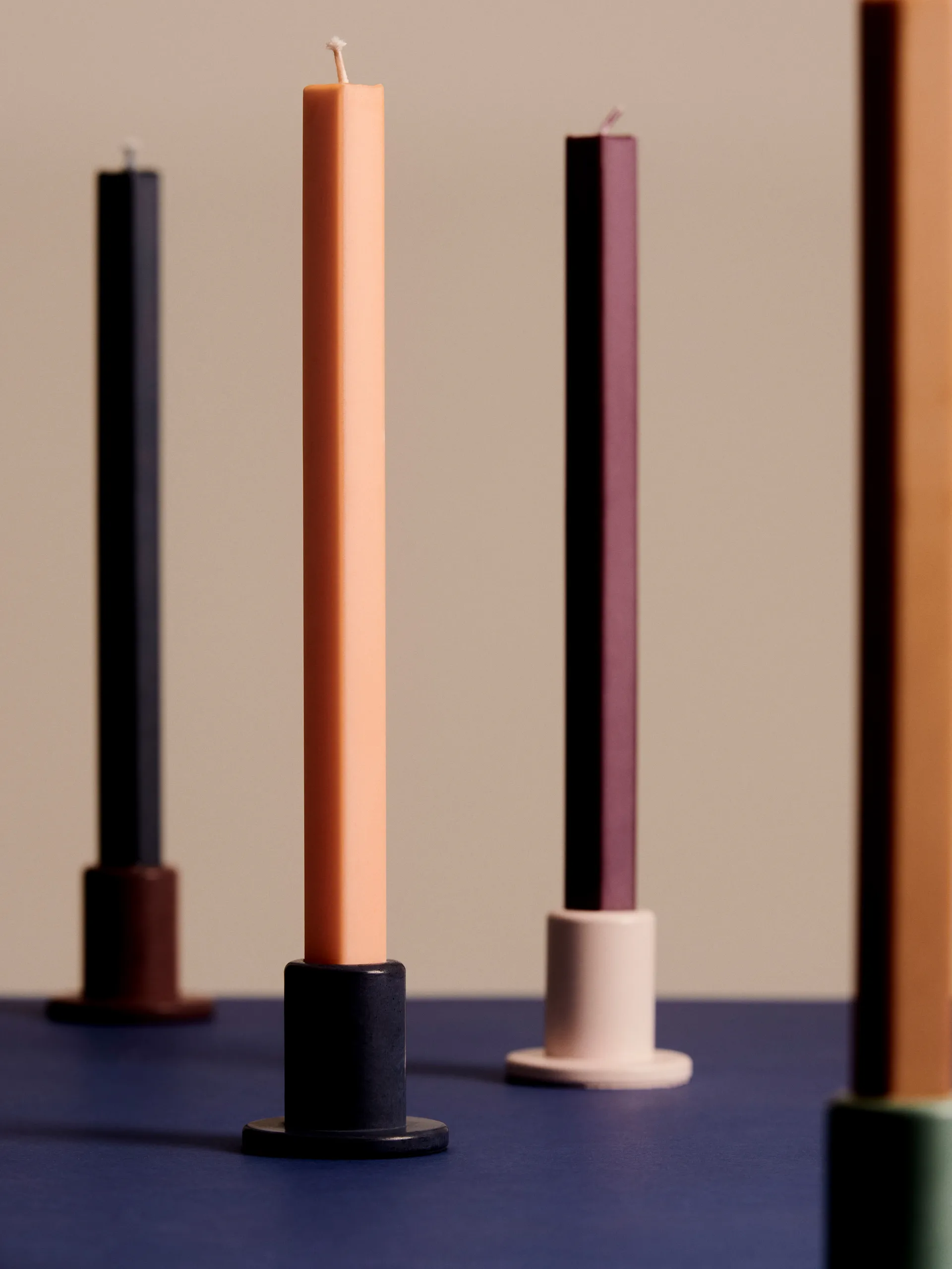 Candelabro Tube in cemento 5,5 cm, Bordeaux HAY