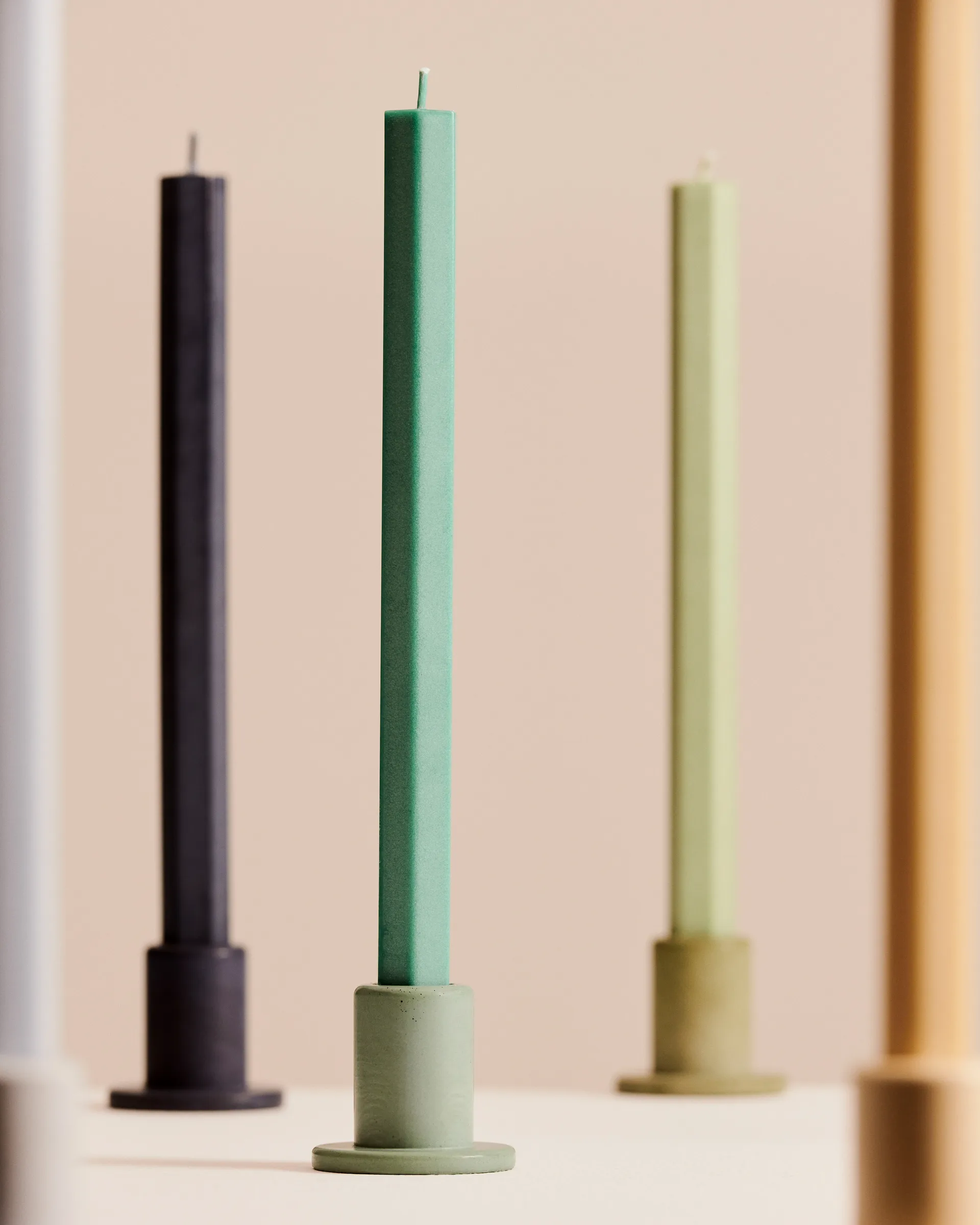 Candelabro Tube in cemento 5,5 cm, Emerald green HAY