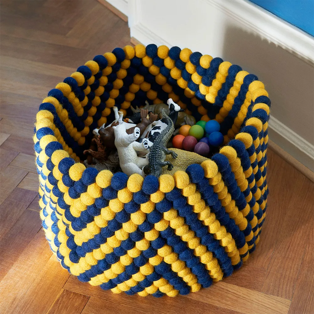 Cesta Bead, Cestino intrecciato color borgogna. piccolo HAY