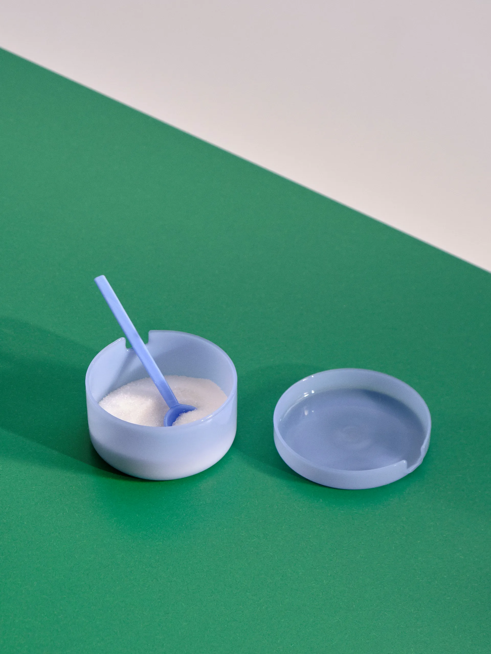 Ciotola in borosilicato con coperchio e cucchiaio, Azzurro giacinto HAY