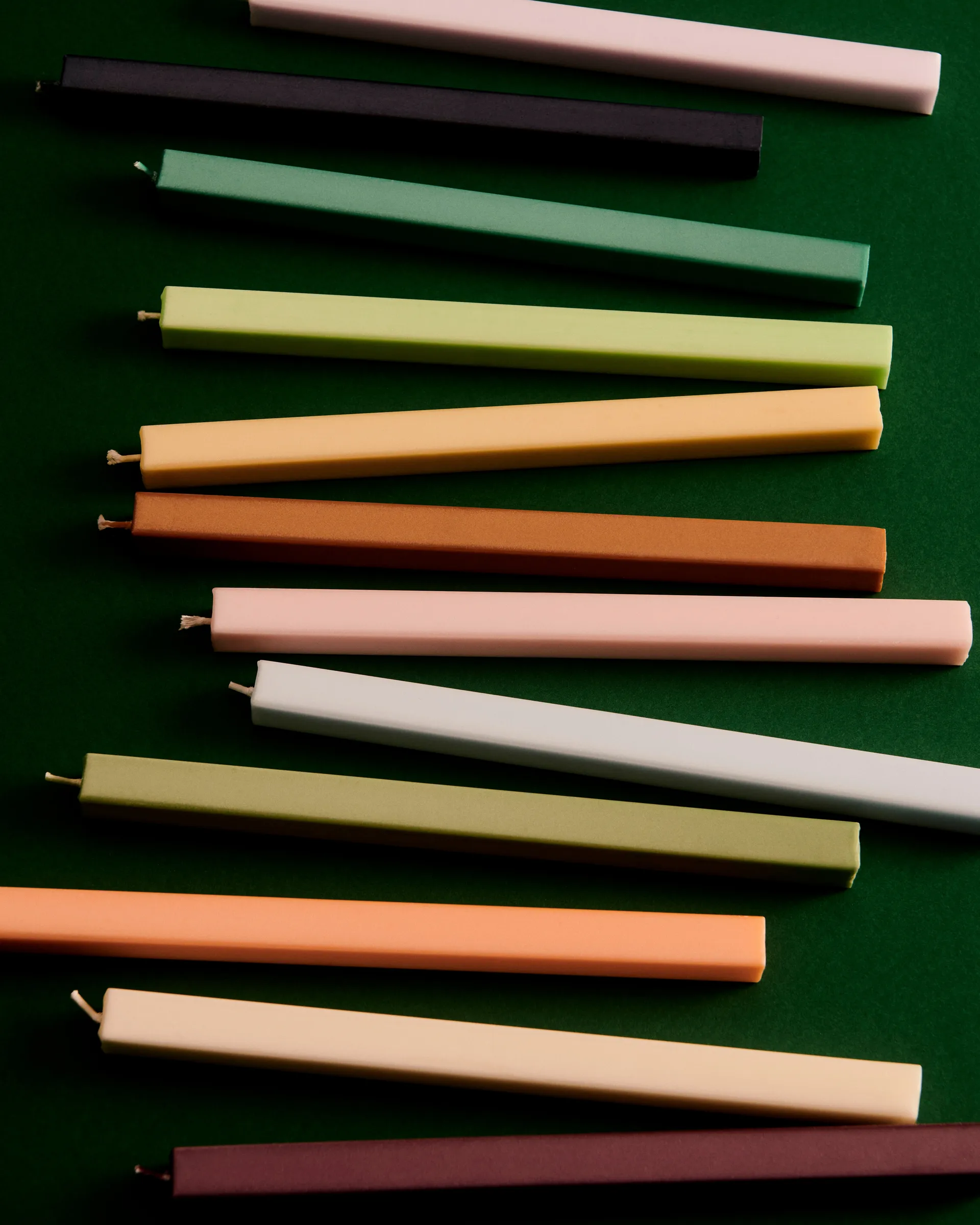 Confezione da 4 candele miste Square Candle, Dark HAY