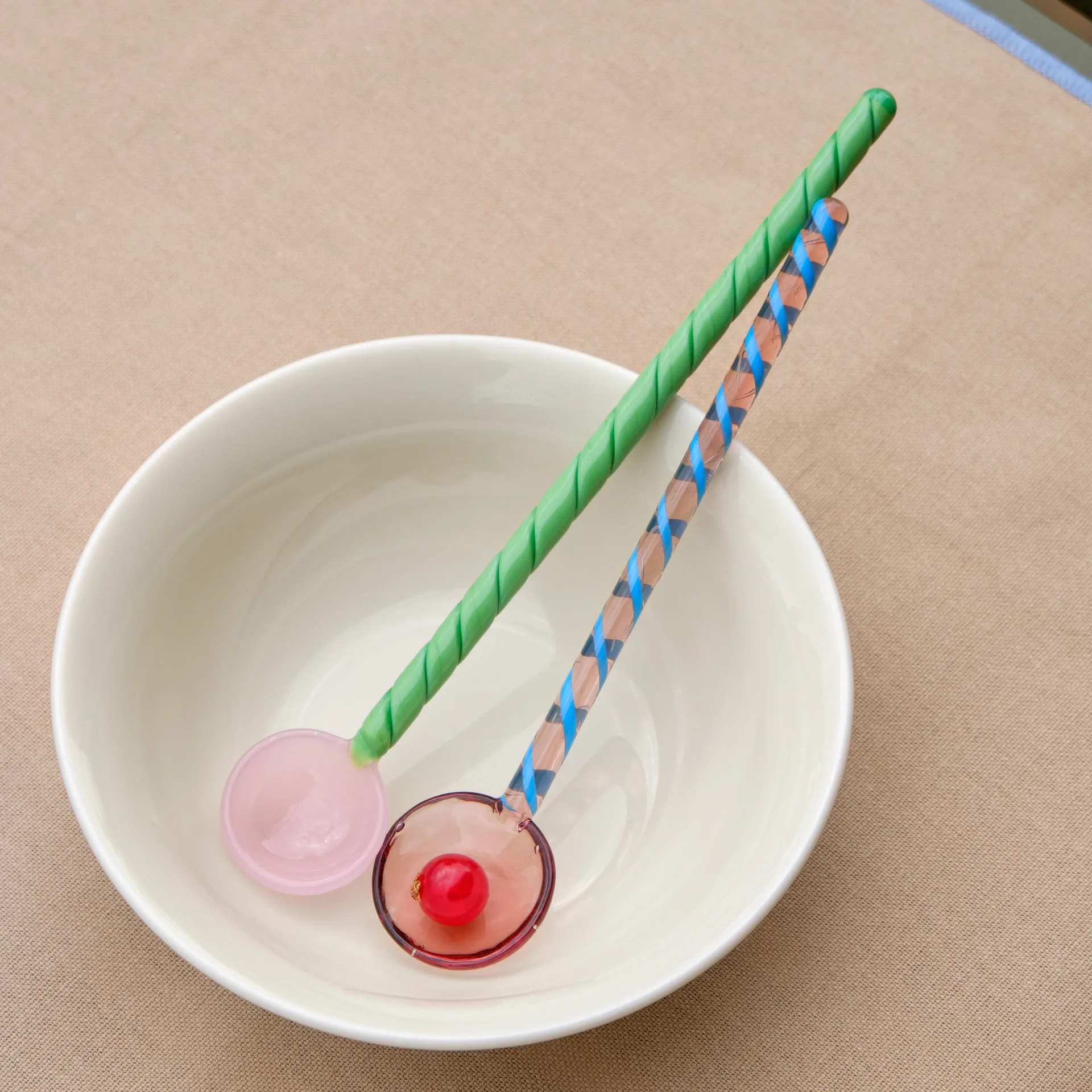 Cucchiaio di vetro Twist confezione da 2, turchese - rosa chiaro HAY