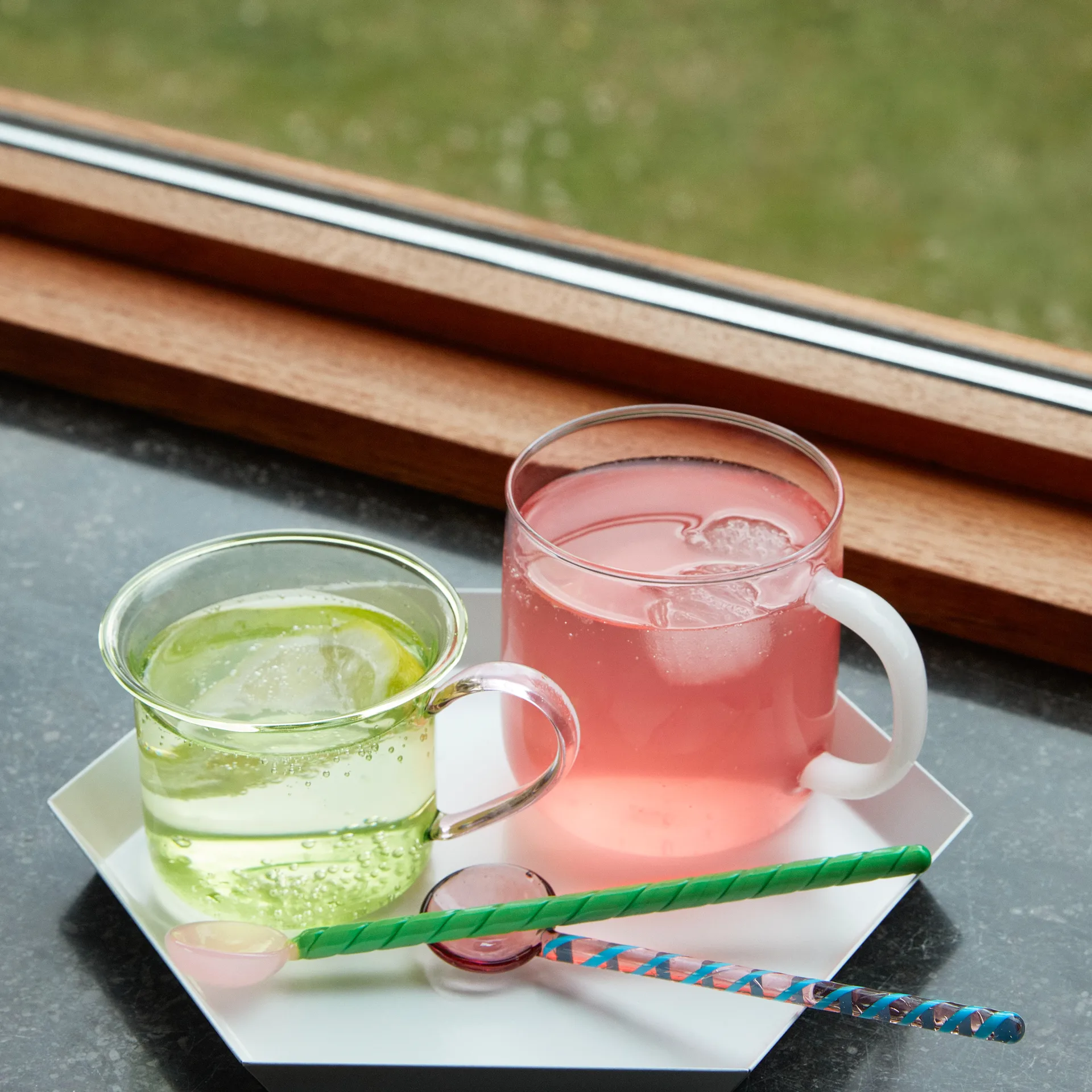 Cucchiaio in vetro Round confezione da 2, aubergine-light pink HAY