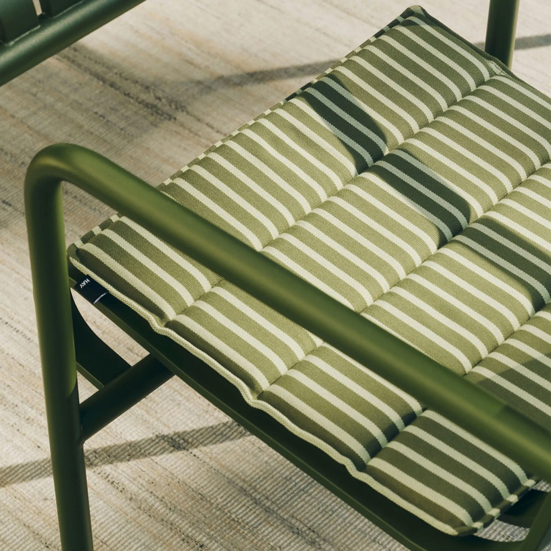 Cuscino per seduta Terrazza, Olive bold stripe, 40x40 cm HAY