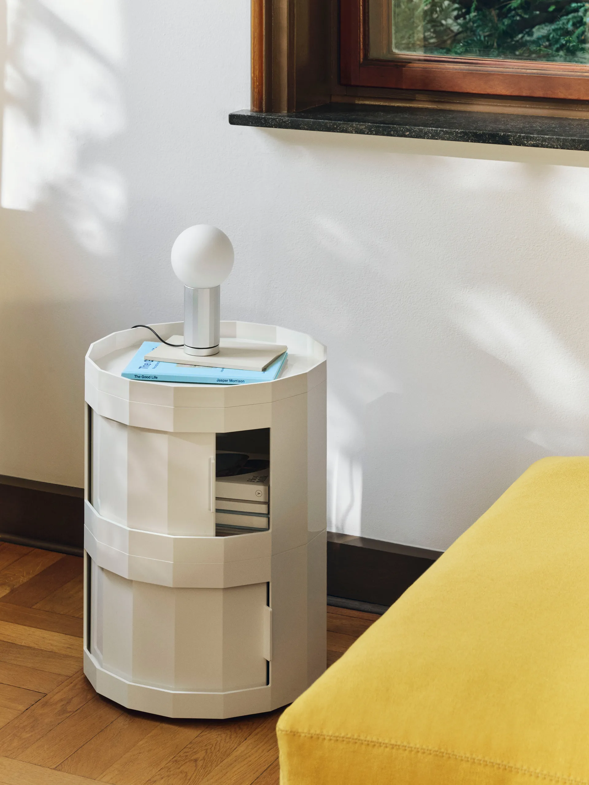 Facet Cabinet 20 tavolino laterale, Guscio d’uovo HAY