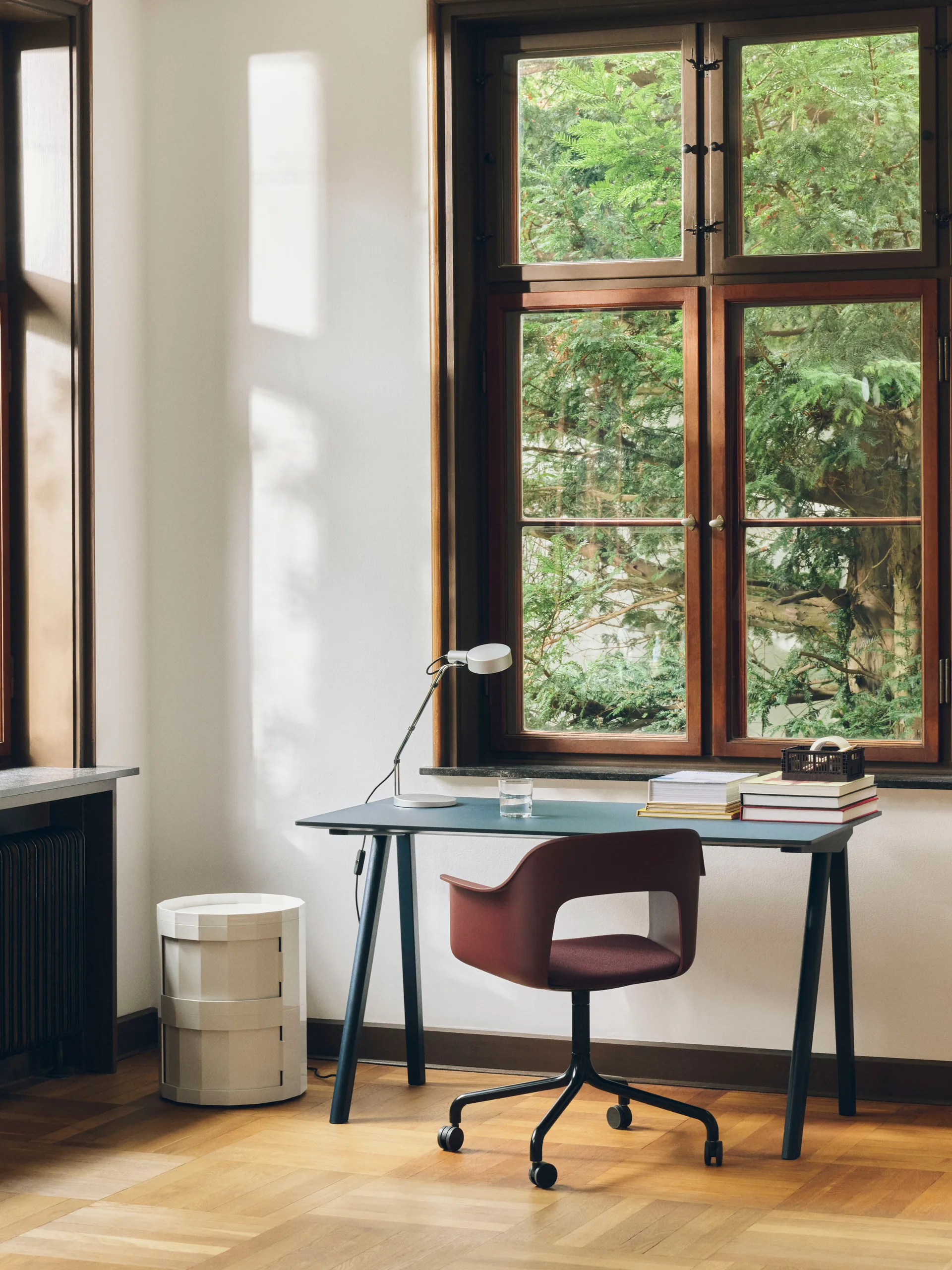 Facet Cabinet 20 tavolino laterale, Guscio d’uovo HAY