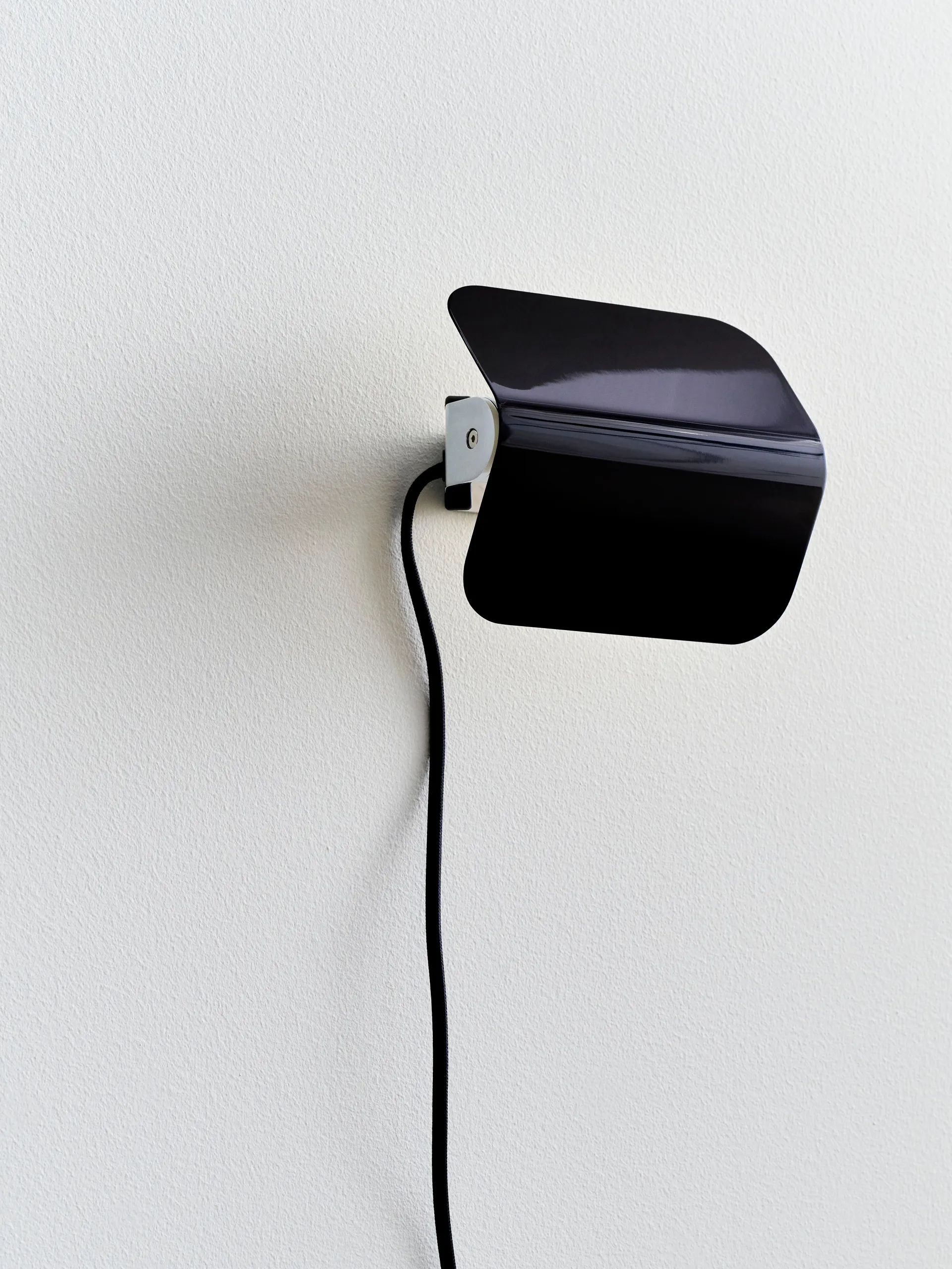 Lampada da parete Apex, Iron black HAY