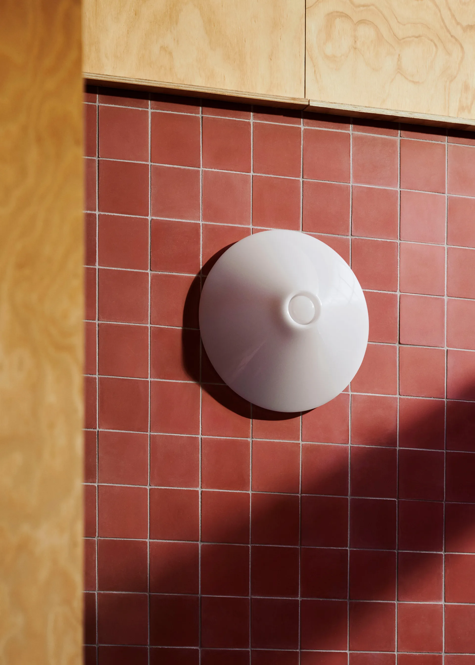 Lampada da parete Ono Flush Mount Ø35 cm, Opal acrylic HAY