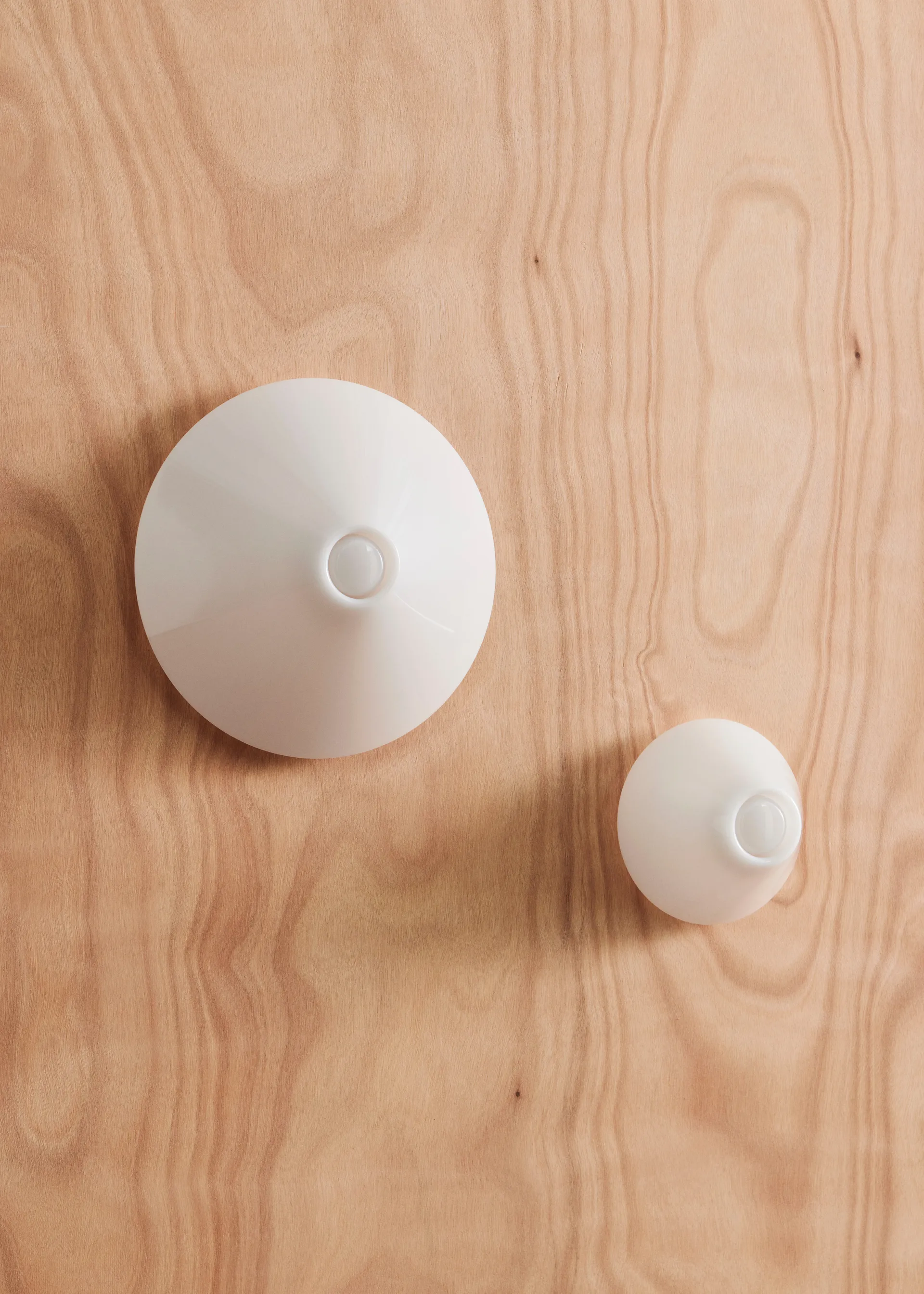 Lampada da parete Ono Flush Mount Ø35 cm, Opal acrylic HAY