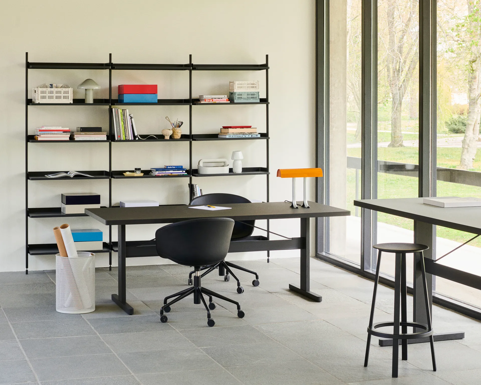 Lampada da tavolo Anagram, Charred orange HAY