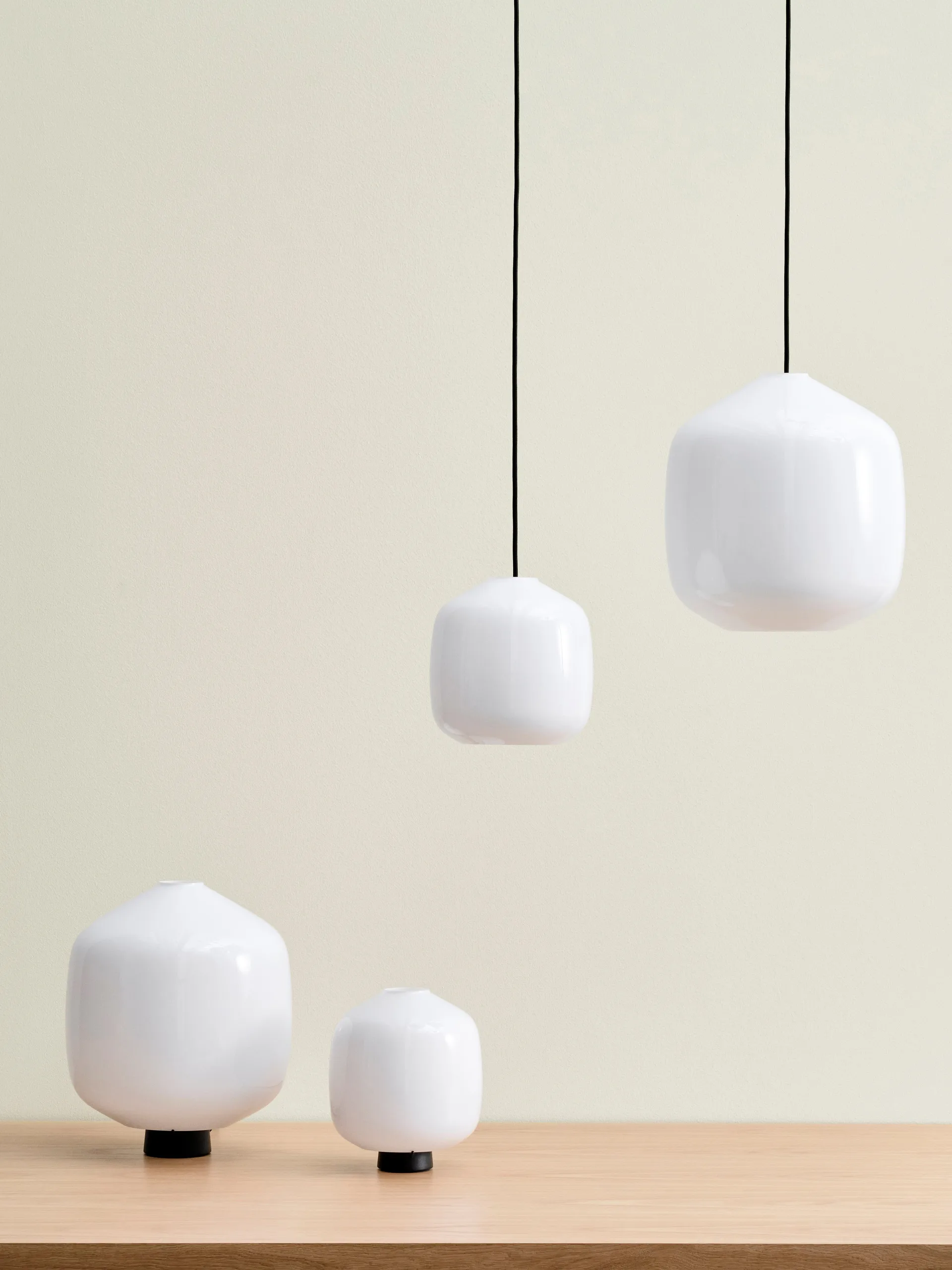 Lampada da tavolo Buoy Ø20 cm, Opal glass-soft black HAY