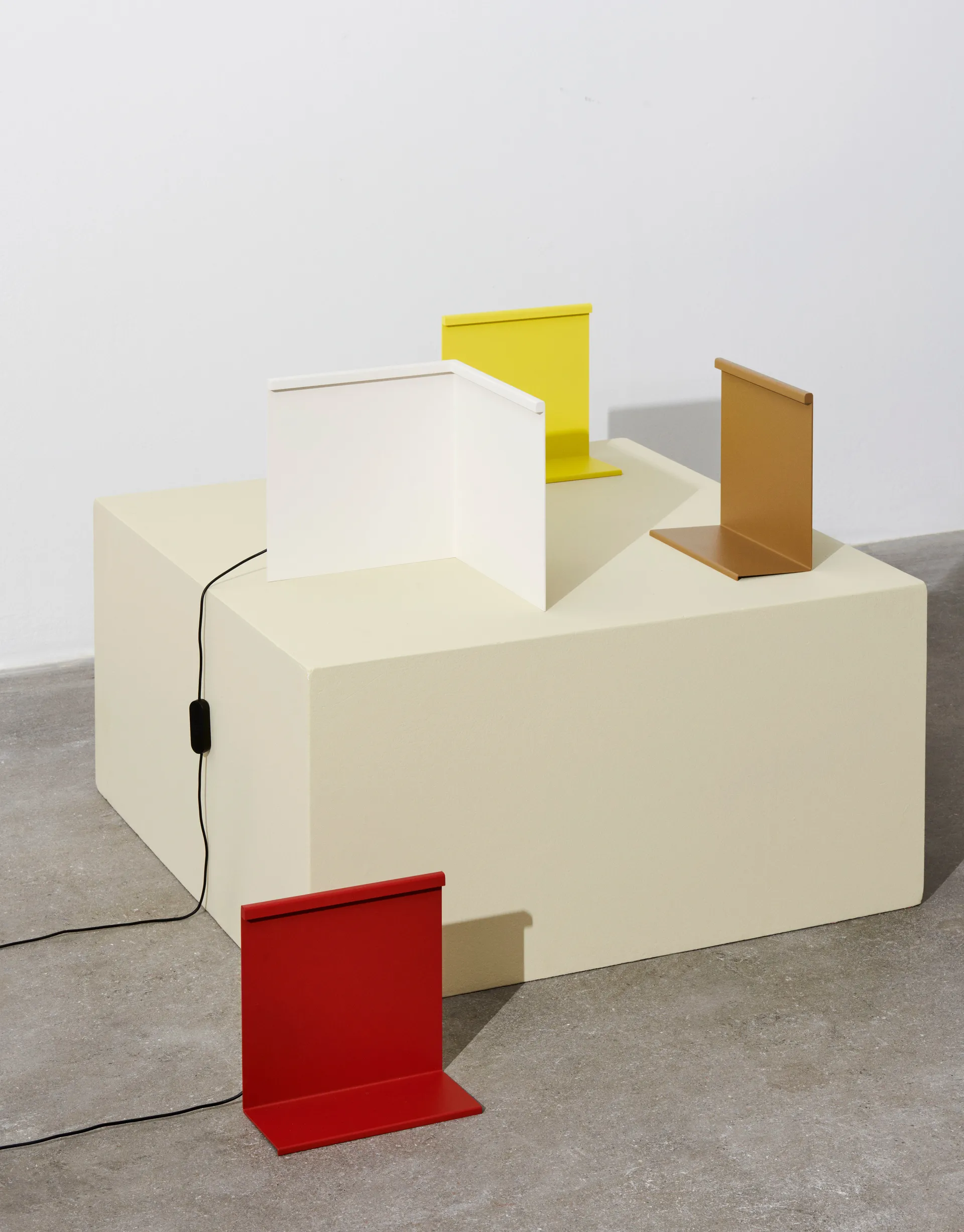 Lampada da tavolo LBM Corner, Crema HAY