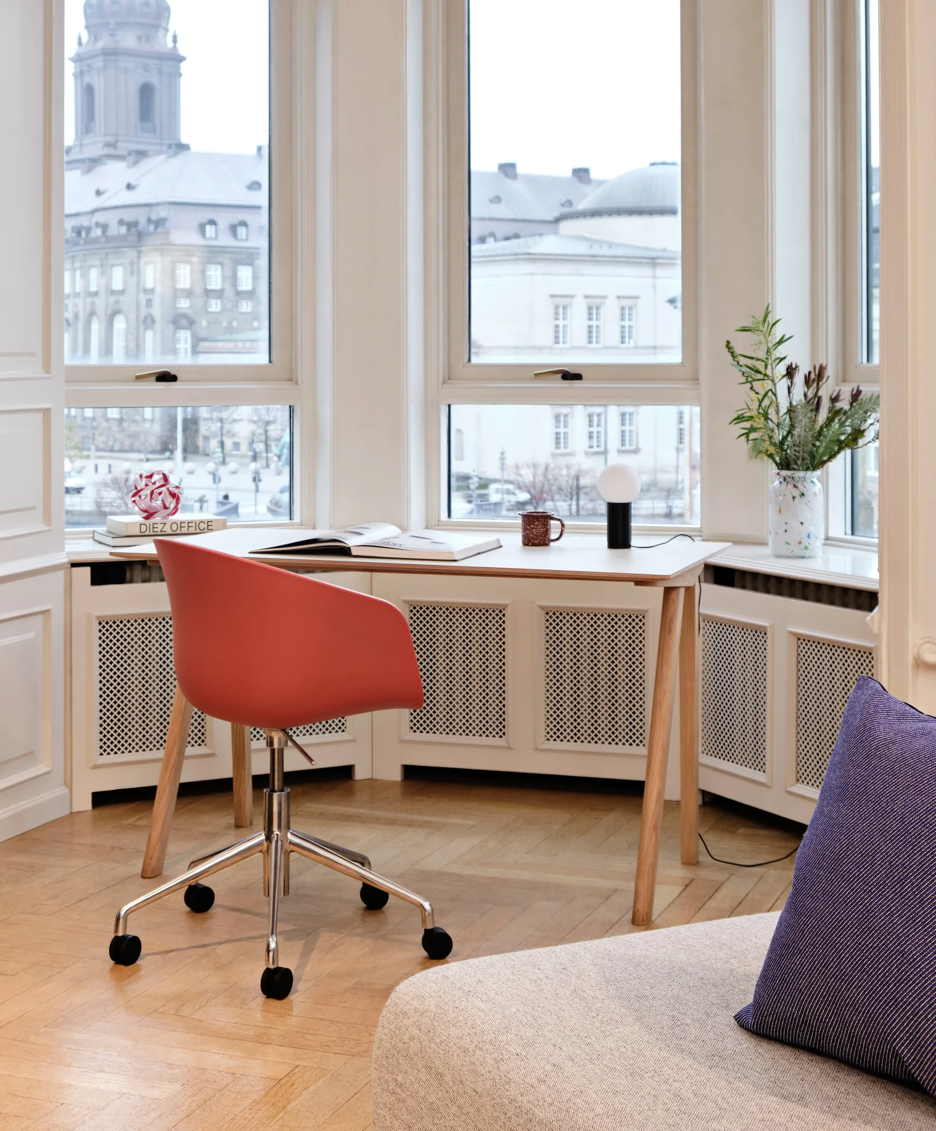 Lampada da tavolo Turn On, Nero HAY