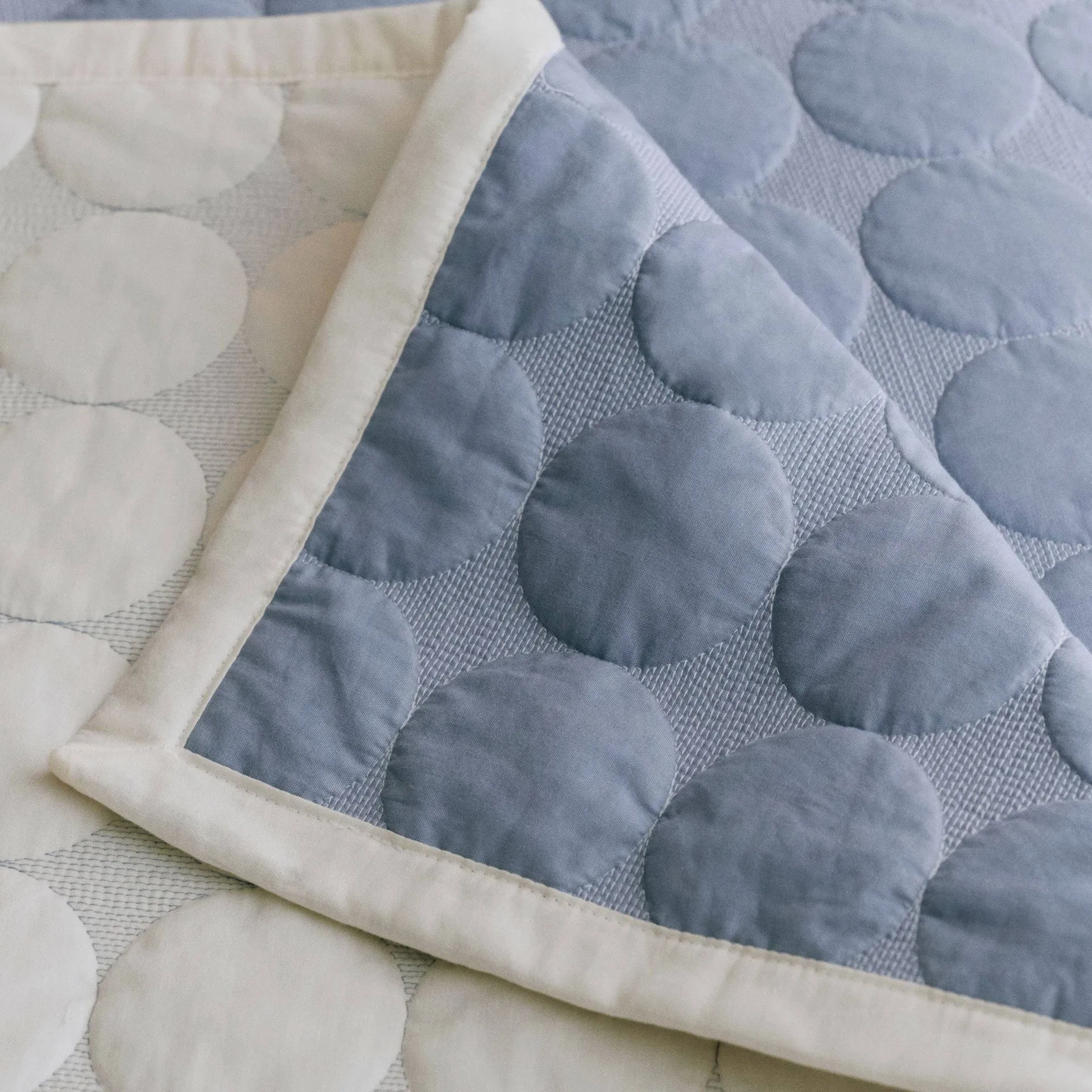 Mega Dot copriletto organic 260x260 cm, dusty blue HAY