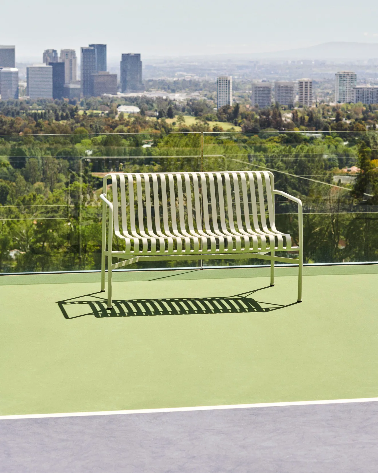 Panca con braccioli Palissade Dining, Sky grey HAY