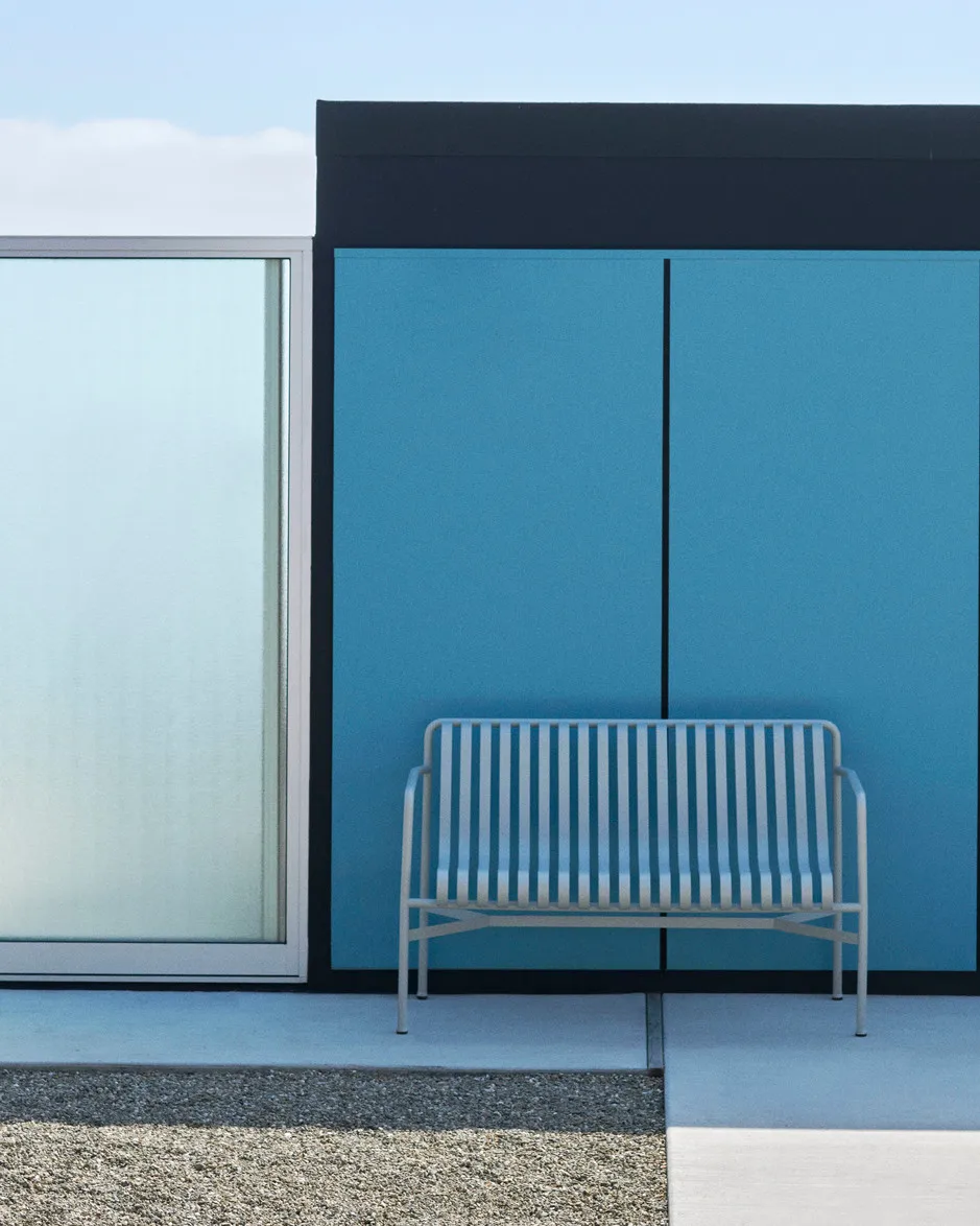 Panca con braccioli Palissade Dining, Sky grey HAY