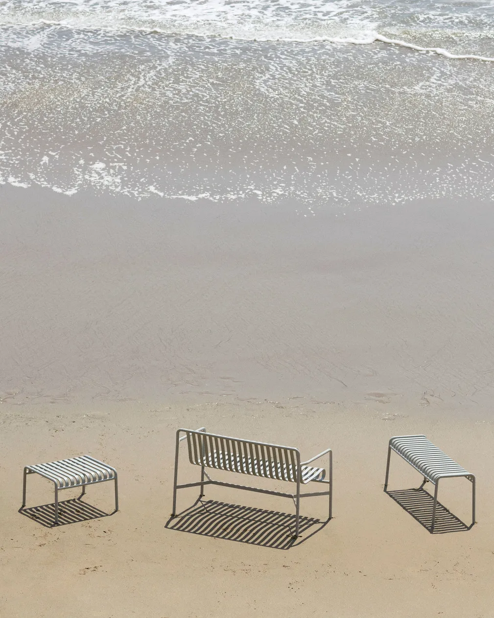 Panca con braccioli Palissade Dining, Sky grey HAY