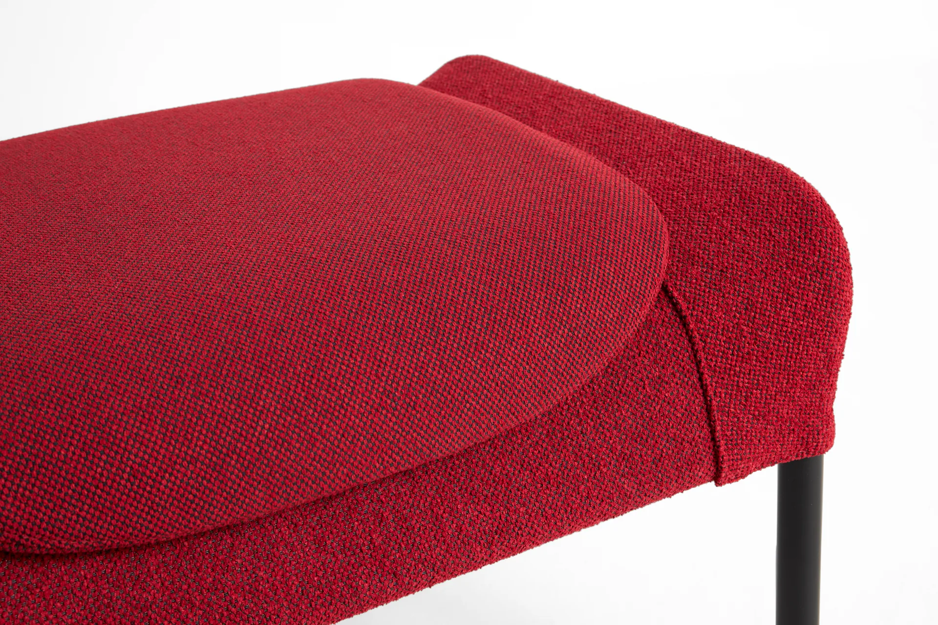 Poggiapiedi O2 Ottoman , Soft red-verniciato in nero acciaio HAY