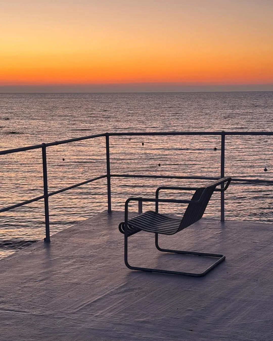 Poltrona lounge bassa Palissade Cantilever, Acciaio zincato a caldo HAY