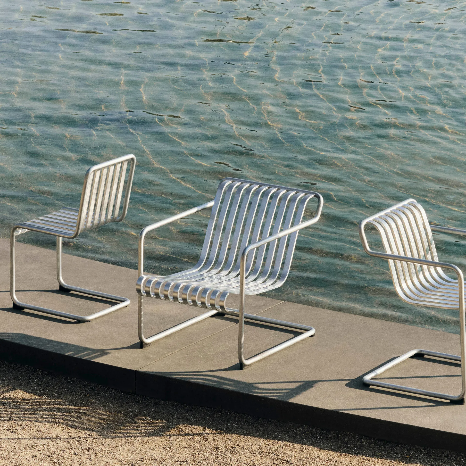 Poltrona lounge bassa Palissade Cantilever, Acciaio zincato a caldo HAY