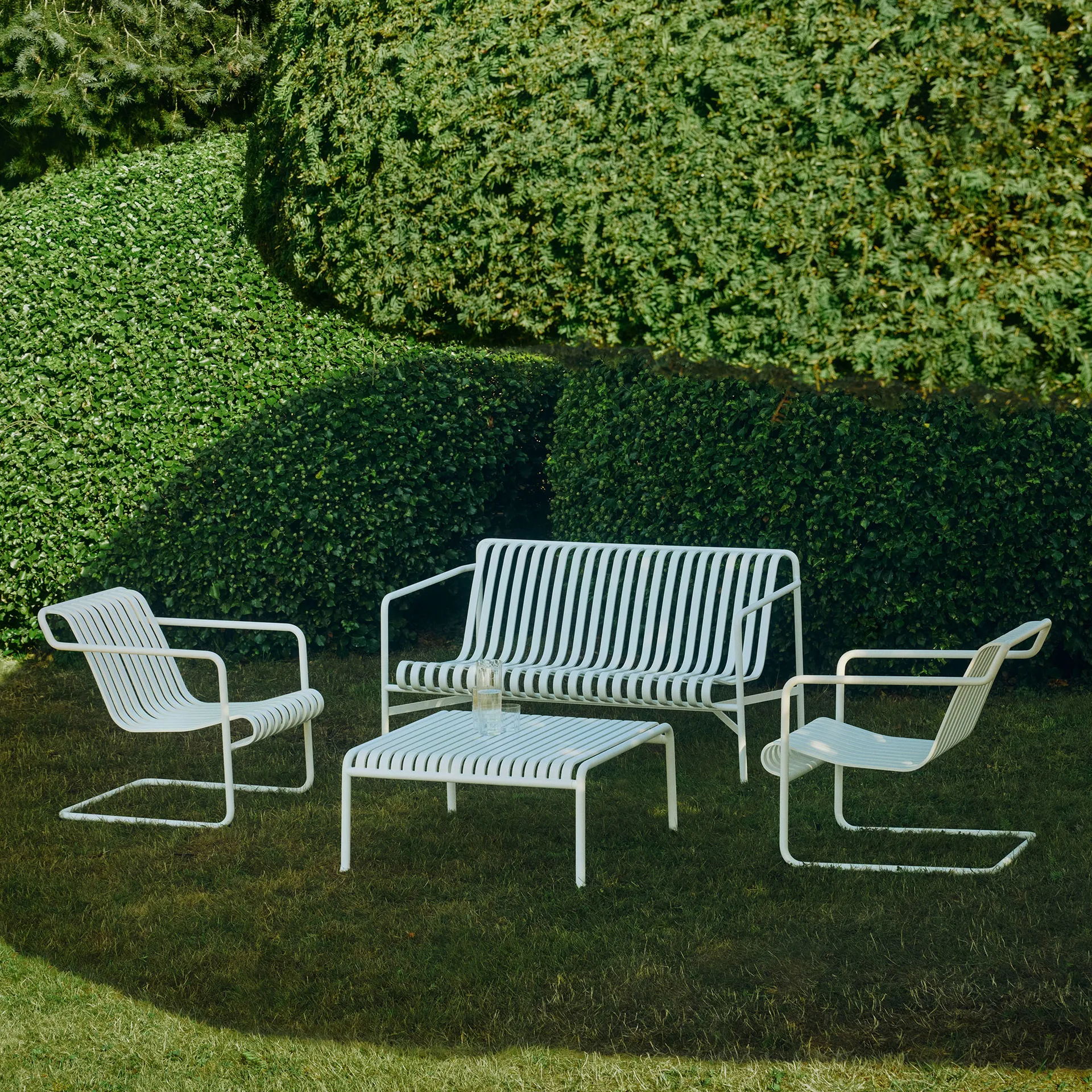 Poltrona lounge bassa Palissade Cantilever, Cream white HAY