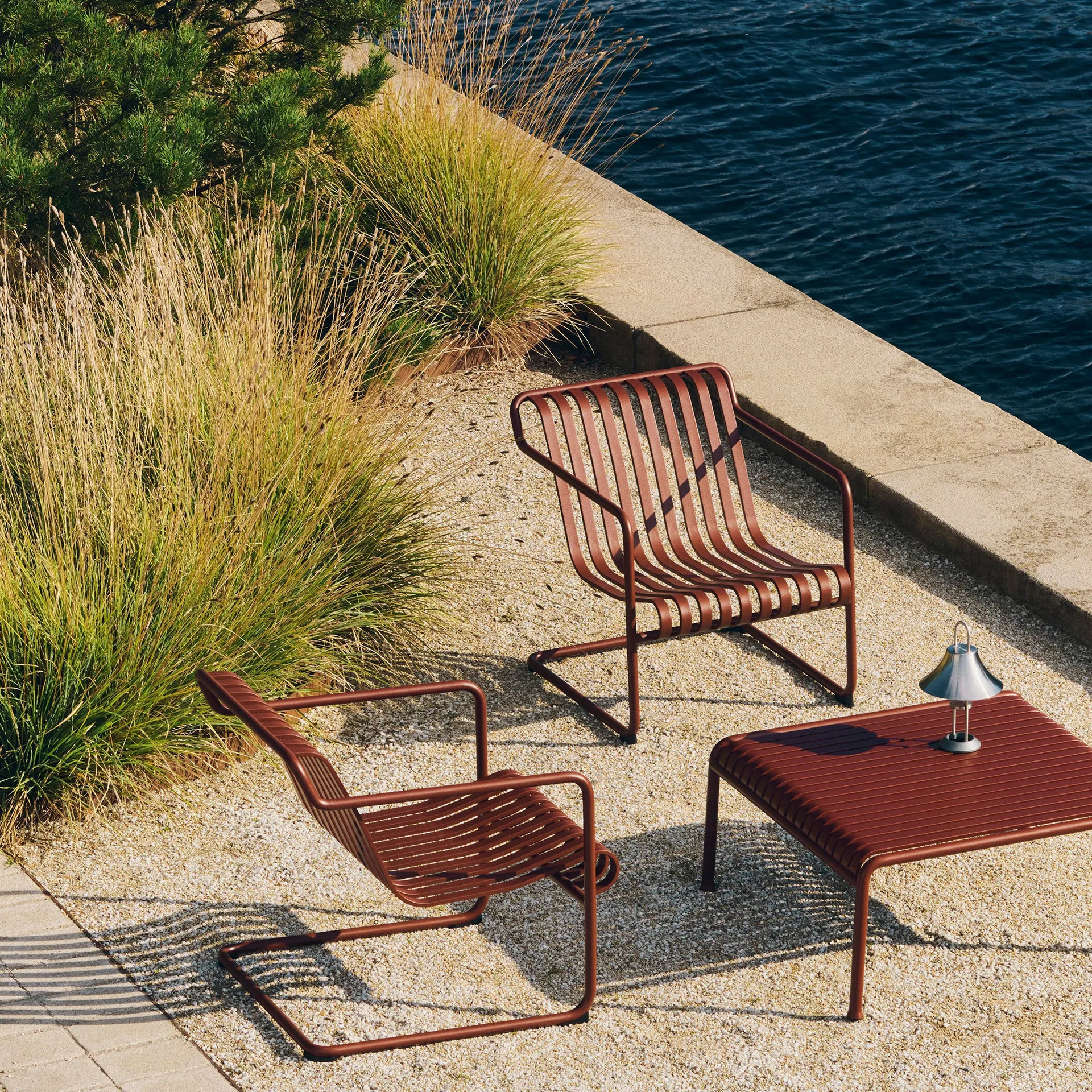 Poltrona lounge bassa Palissade Cantilever, Iron red HAY