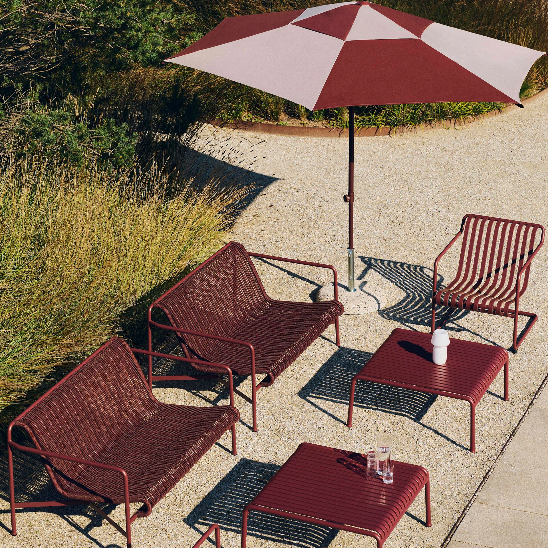 Poltrona lounge bassa Palissade Cantilever, Iron red HAY