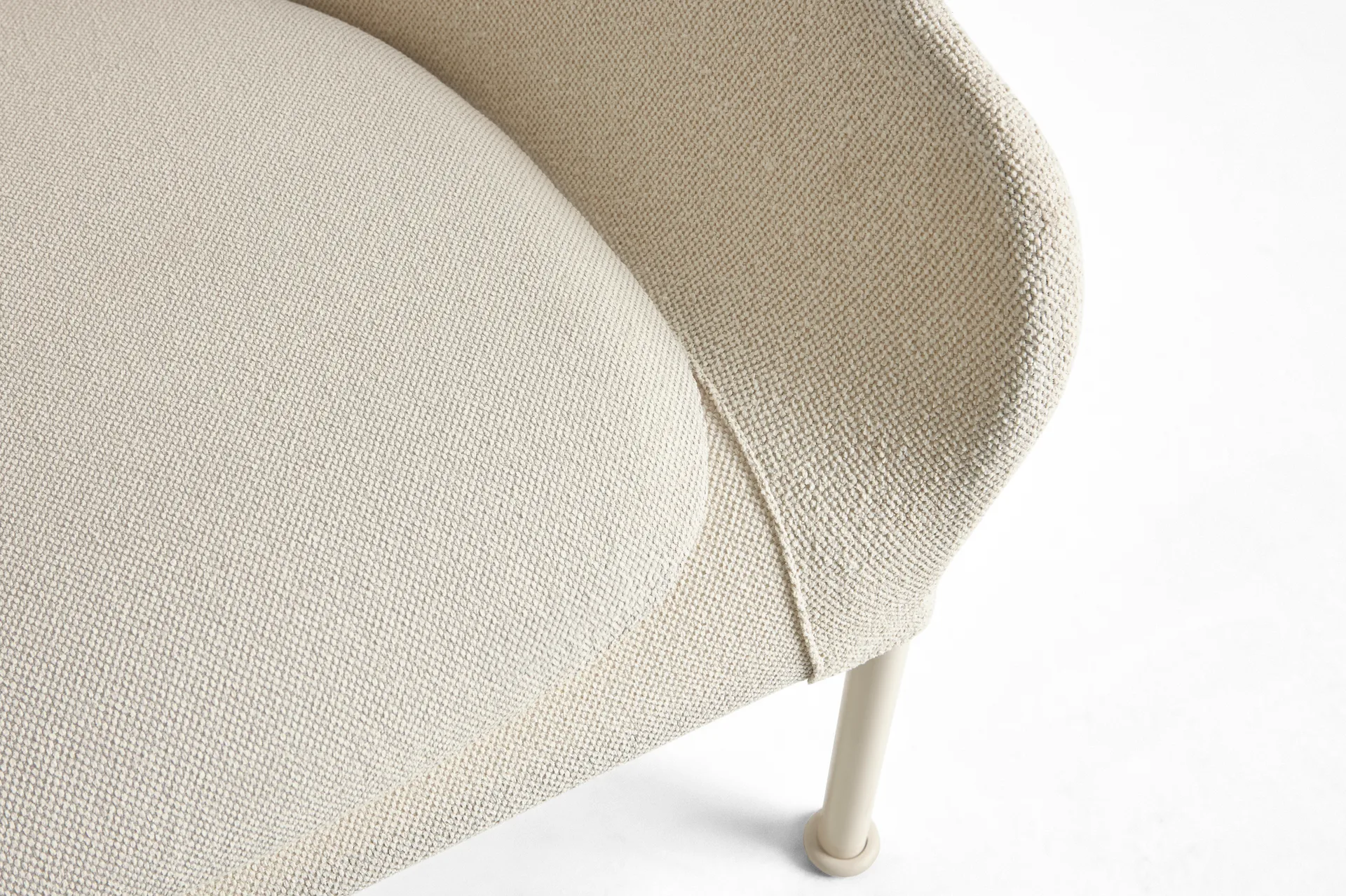Poltrona O2 Lounge Chair, Soft cream-laccato in acciaio eggshell HAY