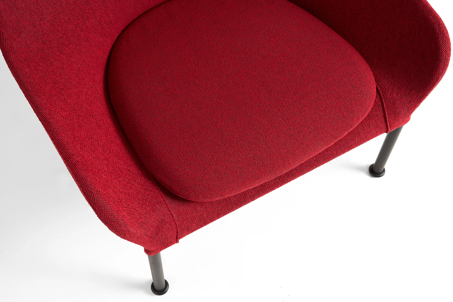 Poltrona O2 Lounge Chair, Soft red-verniciato in nero acciaio HAY