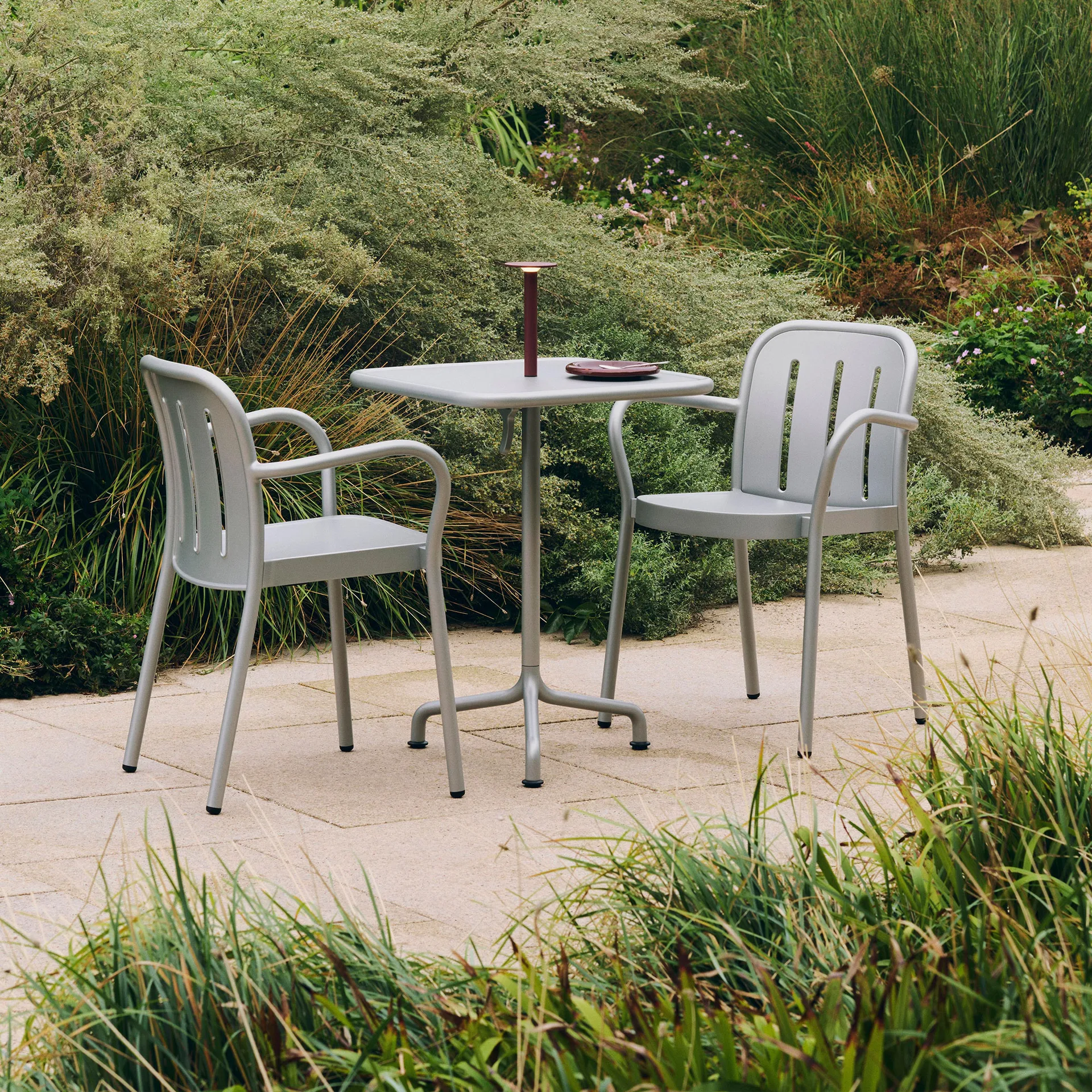 Sedia con braccioli Deville, Grigio argento HAY