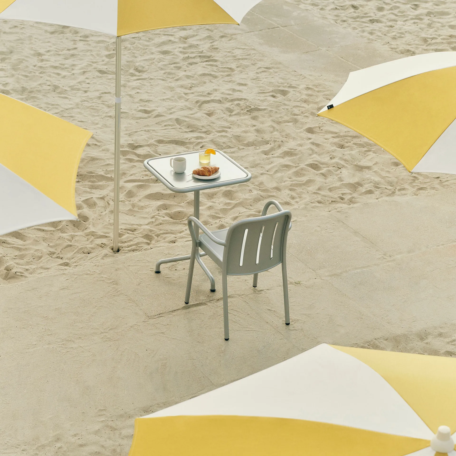 Sedia con braccioli Deville, Grigio argento HAY